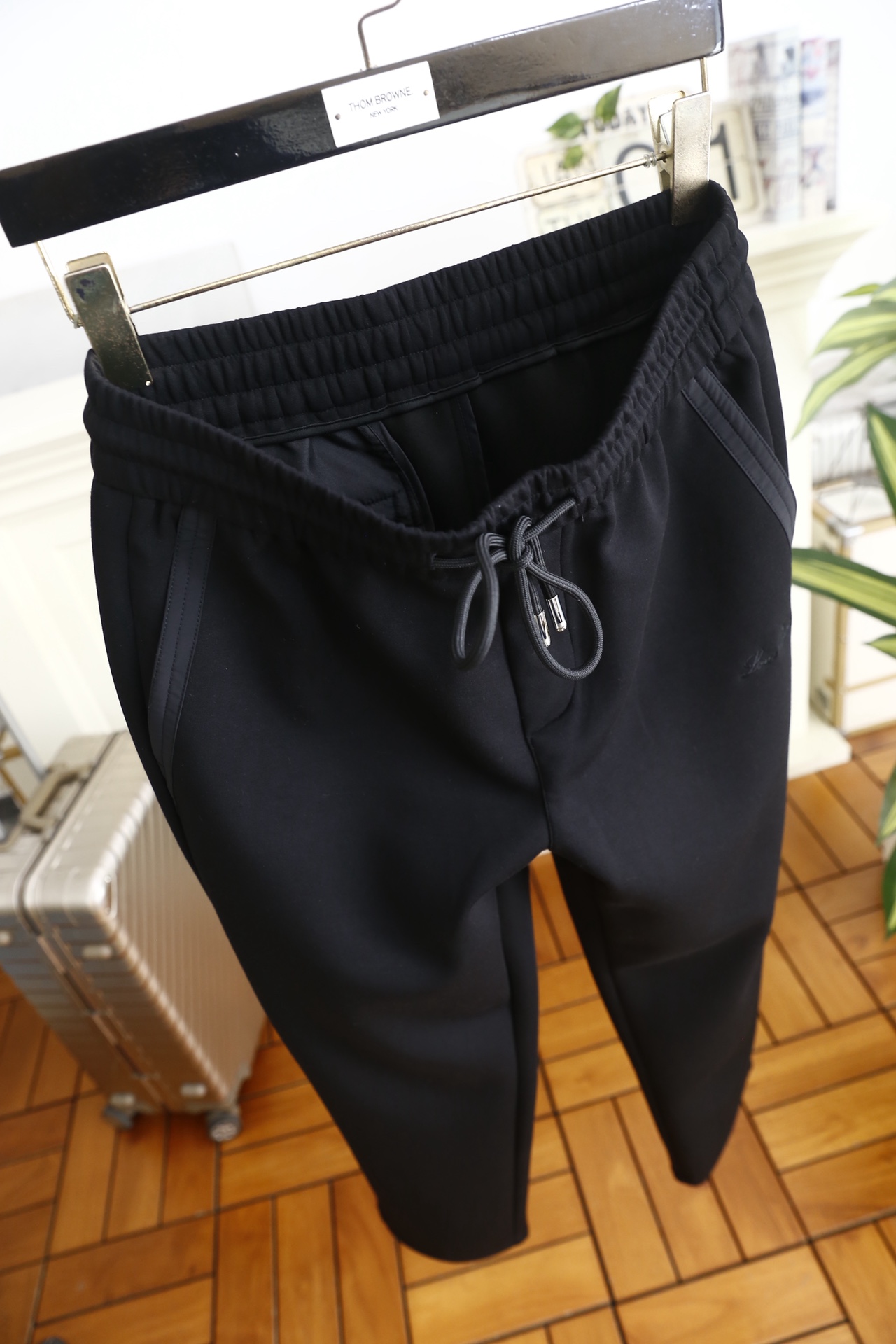 🔥lp🆕.25秋冬时尚新品男士休闲裤🆕采用舒适保暖面料，奢华经典品牌字母LOGO元素设计 上身随意舒服！