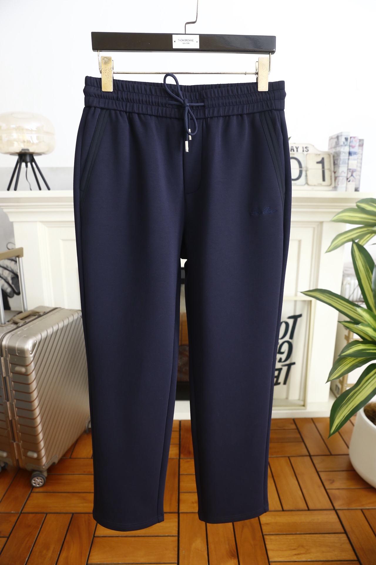 🔥lp🆕.25秋冬时尚新品男士休闲裤🆕采用舒适保暖面料，奢华经典品牌字母LOGO元素设计 上身随意舒服！