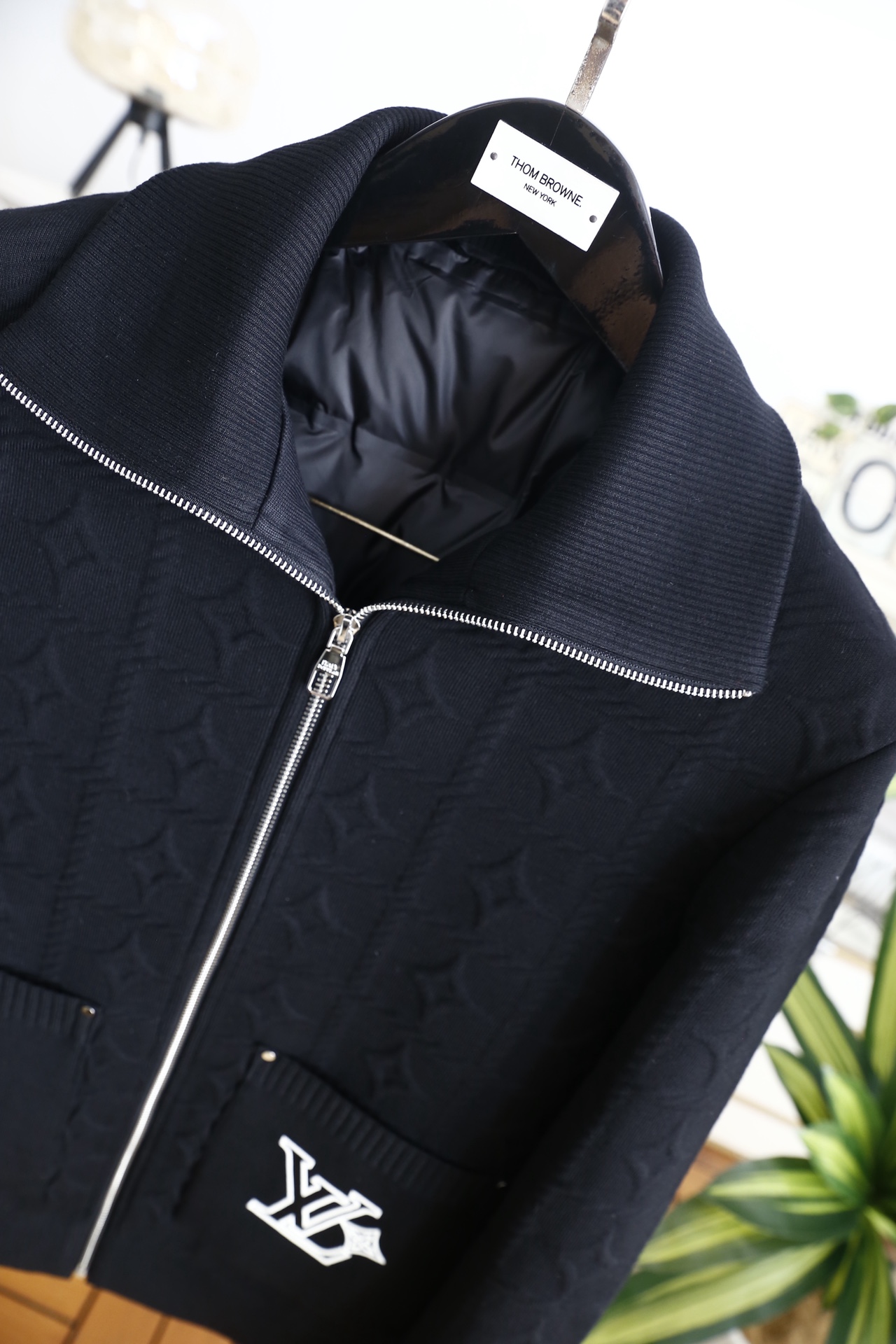 🔥路易威*/LV.25秋冬男士翻领羽绒服👍采用提花针织面料拼接羽绒内胆设计，外层针织质地厚实且纹理立体，