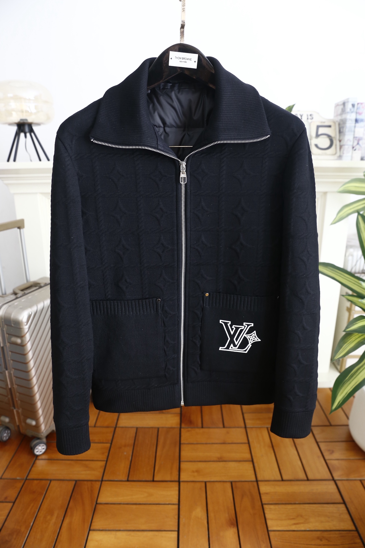 🔥路易威*/LV.25秋冬男士翻领羽绒服👍采用提花针织面料拼接羽绒内胆设计，外层针织质地厚实且纹理立体，