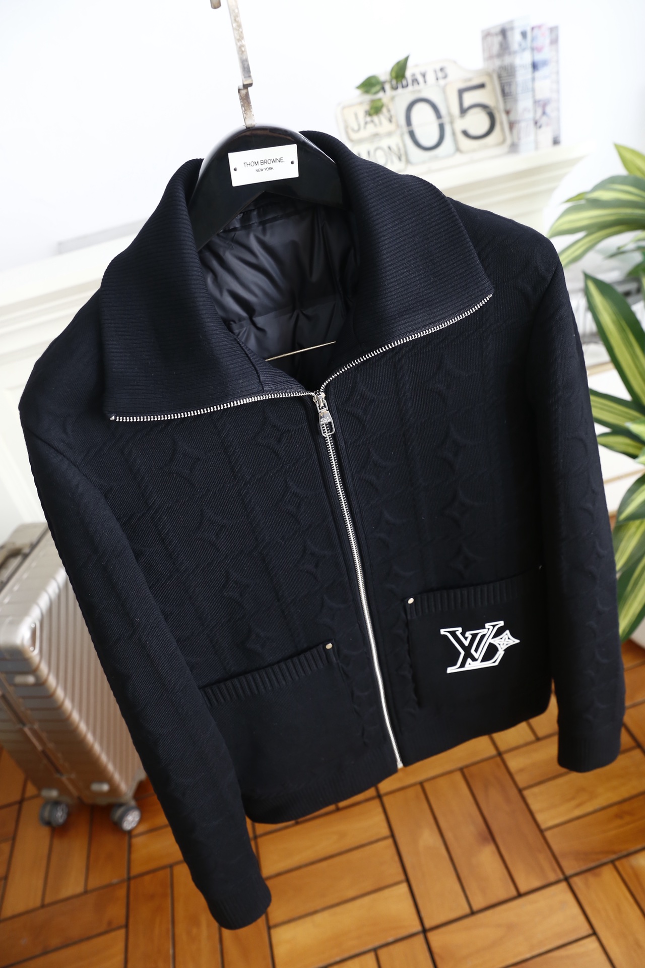 🔥路易威*/LV.25秋冬男士翻领羽绒服👍采用提花针织面料拼接羽绒内胆设计，外层针织质地厚实且纹理立体，