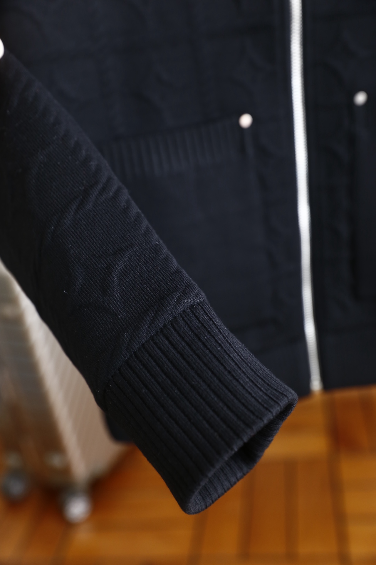 🔥路易威*/LV.25秋冬男士翻领羽绒服👍采用提花针织面料拼接羽绒内胆设计，外层针织质地厚实且纹理立体，