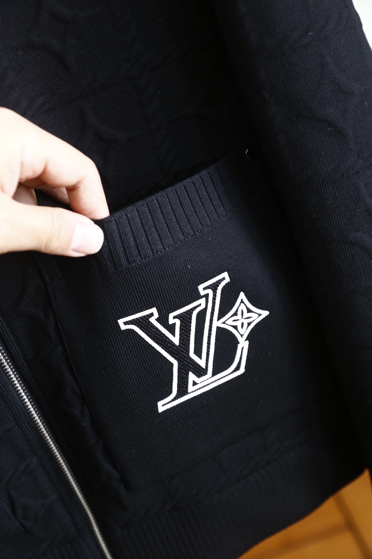 🔥路易威*/LV.25秋冬男士翻领羽绒服👍采用提花针织面料拼接羽绒内胆设计，外层针织质地厚实且纹理立体，