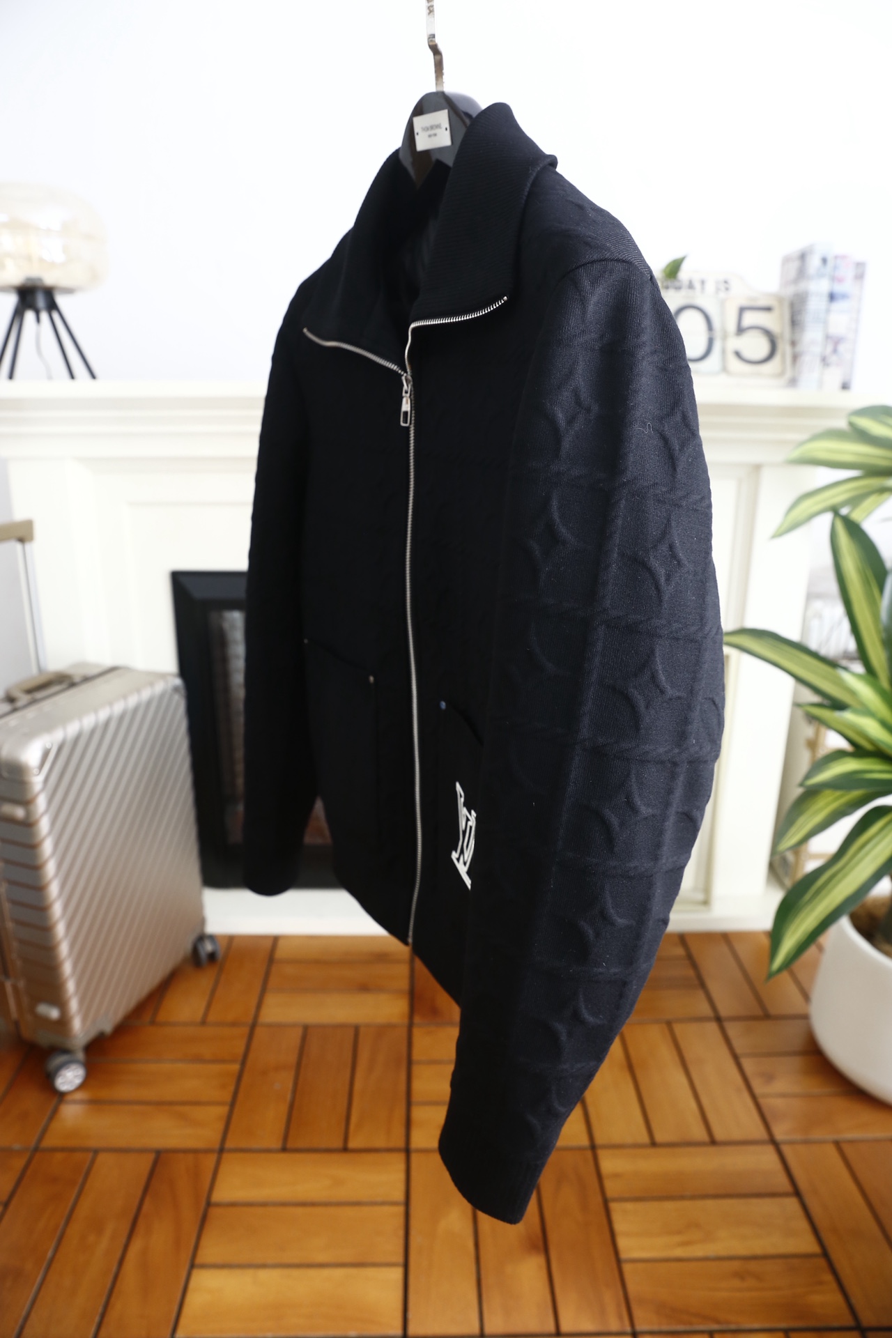 🔥路易威*/LV.25秋冬男士翻领羽绒服👍采用提花针织面料拼接羽绒内胆设计，外层针织质地厚实且纹理立体，