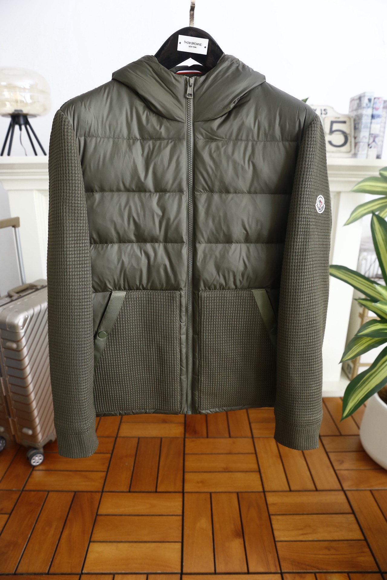 🔥蒙口.25秋冬新品男士连帽羽绒服👍采用防风防泼水面料拼接华夫格针织材质，衣身填充高蓬松度羽绒，保暖性优