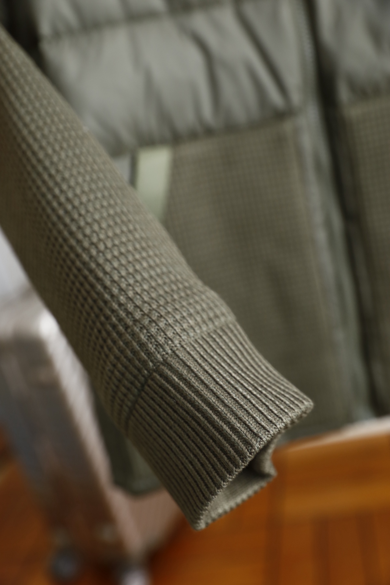 🔥蒙口.25秋冬新品男士连帽羽绒服👍采用防风防泼水面料拼接华夫格针织材质，衣身填充高蓬松度羽绒，保暖性优