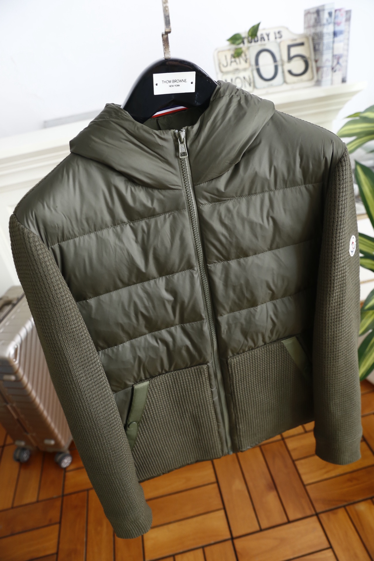 🔥蒙口.25秋冬新品男士连帽羽绒服👍采用防风防泼水面料拼接华夫格针织材质，衣身填充高蓬松度羽绒，保暖性优