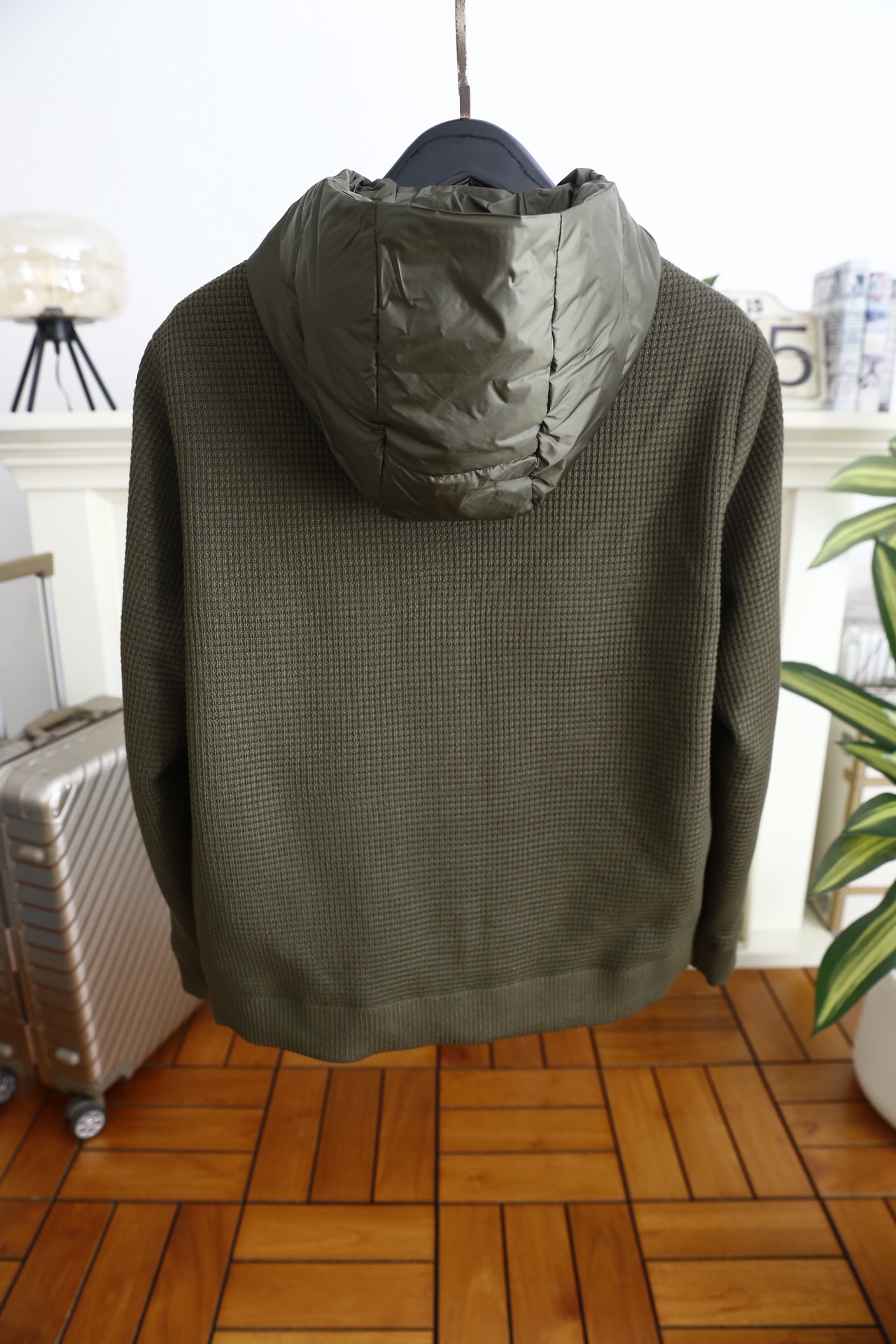 🔥蒙口.25秋冬新品男士连帽羽绒服👍采用防风防泼水面料拼接华夫格针织材质，衣身填充高蓬松度羽绒，保暖性优