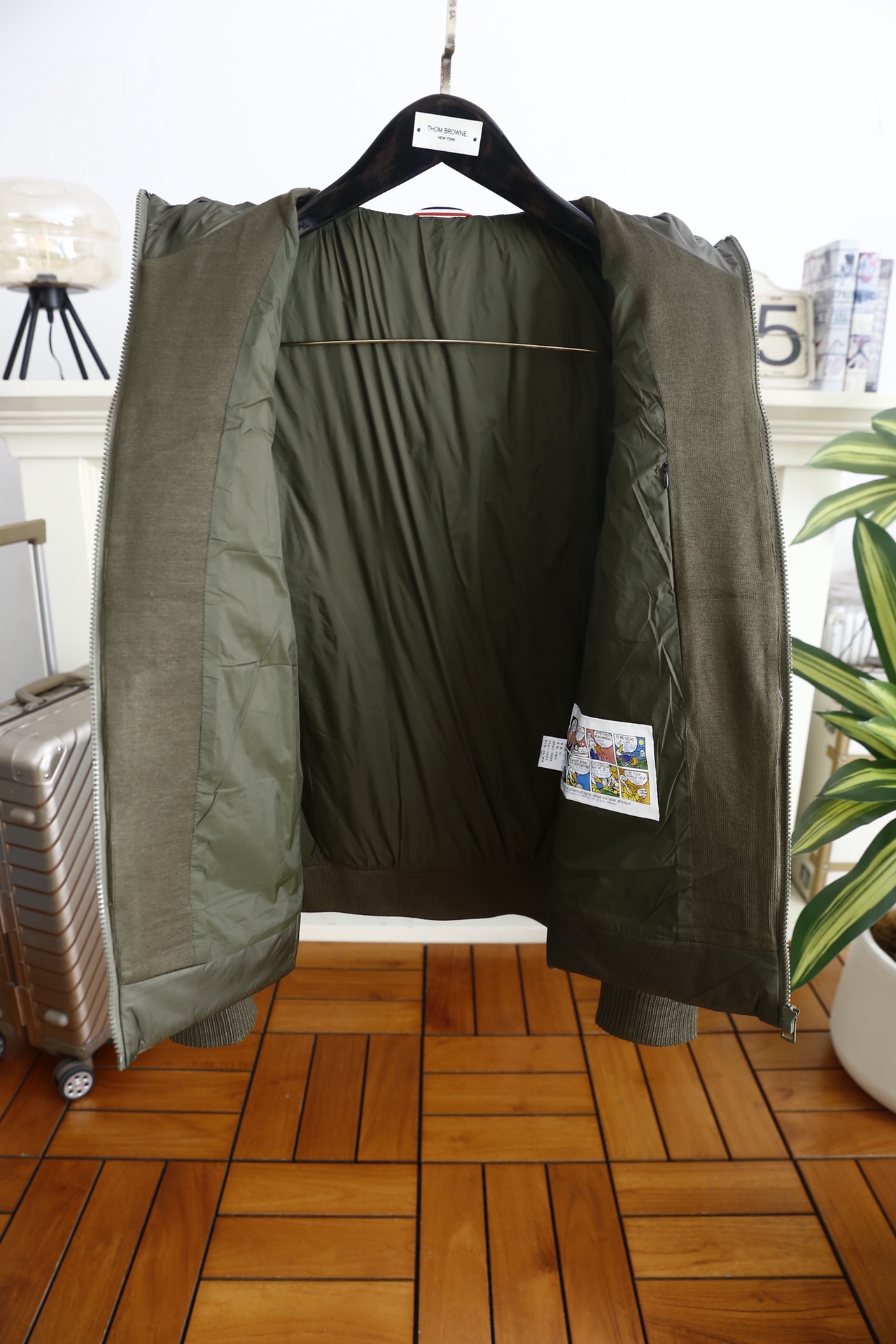 🔥蒙口.25秋冬新品男士连帽羽绒服👍采用防风防泼水面料拼接华夫格针织材质，衣身填充高蓬松度羽绒，保暖性优