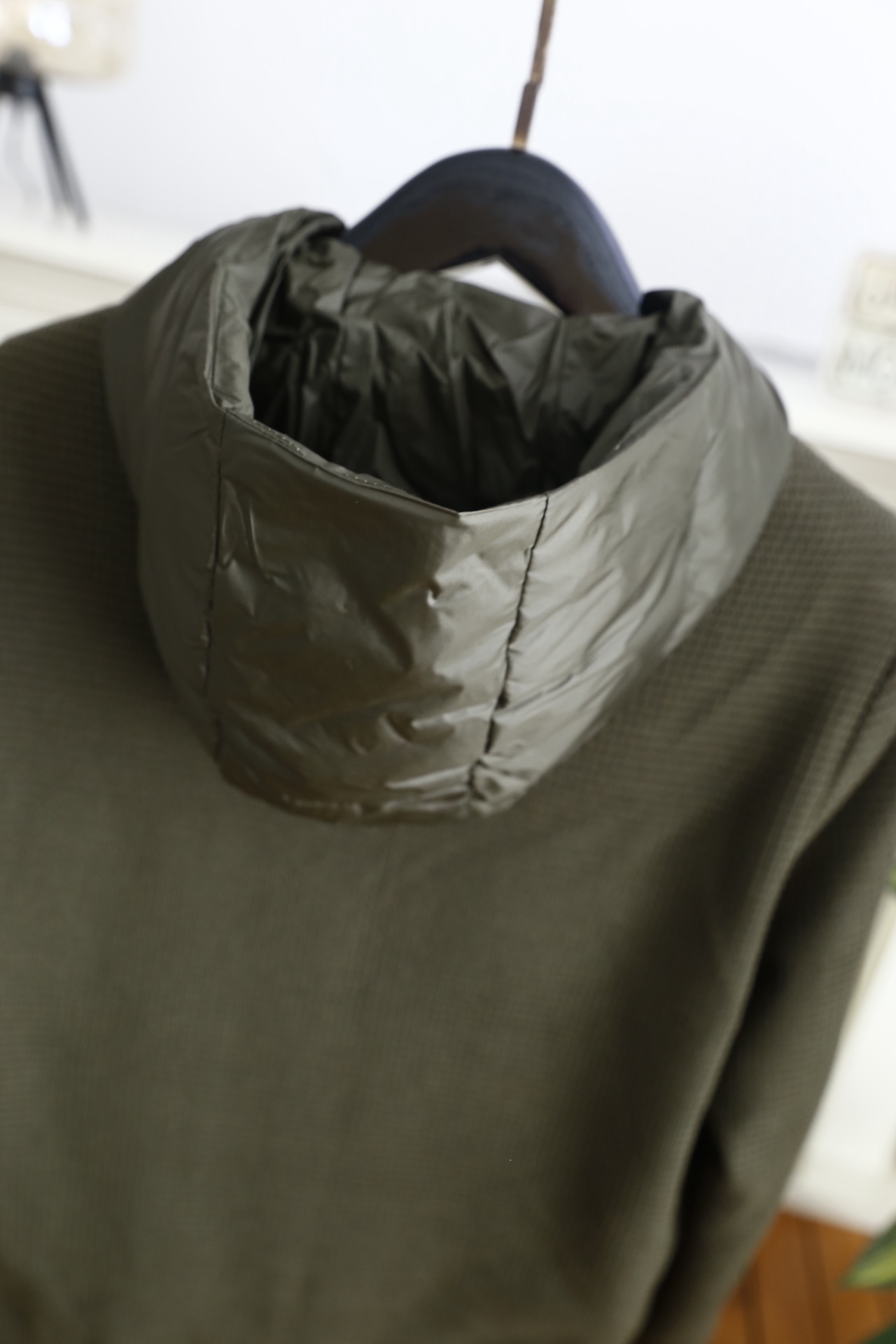 🔥蒙口.25秋冬新品男士连帽羽绒服👍采用防风防泼水面料拼接华夫格针织材质，衣身填充高蓬松度羽绒，保暖性优