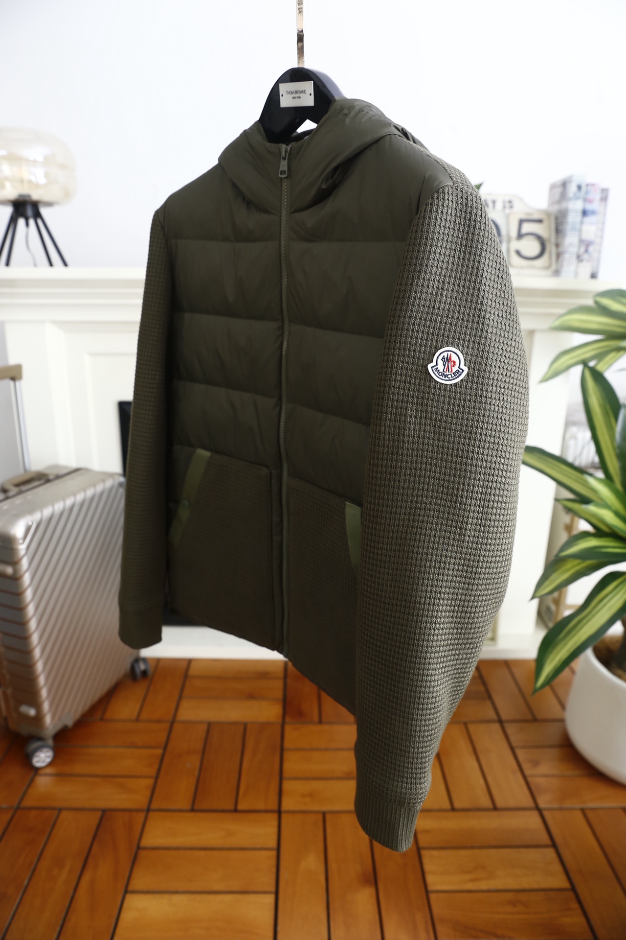 🔥蒙口.25秋冬新品男士连帽羽绒服👍采用防风防泼水面料拼接华夫格针织材质，衣身填充高蓬松度羽绒，保暖性优