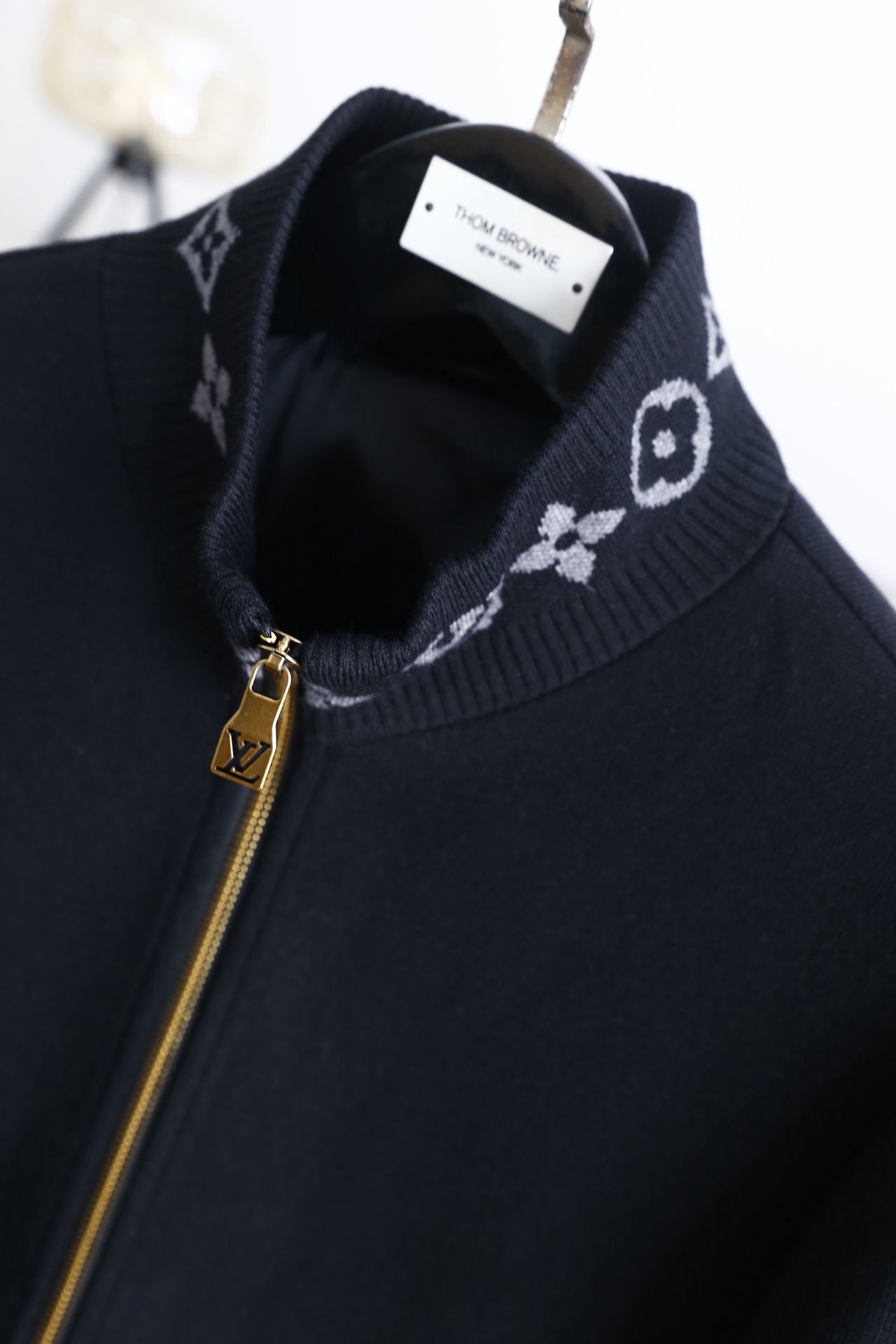 🔥路易威*/LV.25秋冬新品！时尚男士立领夹克👍采用细腻针织混纺面料，触感柔软蓬松且保暖性出众，面料抗