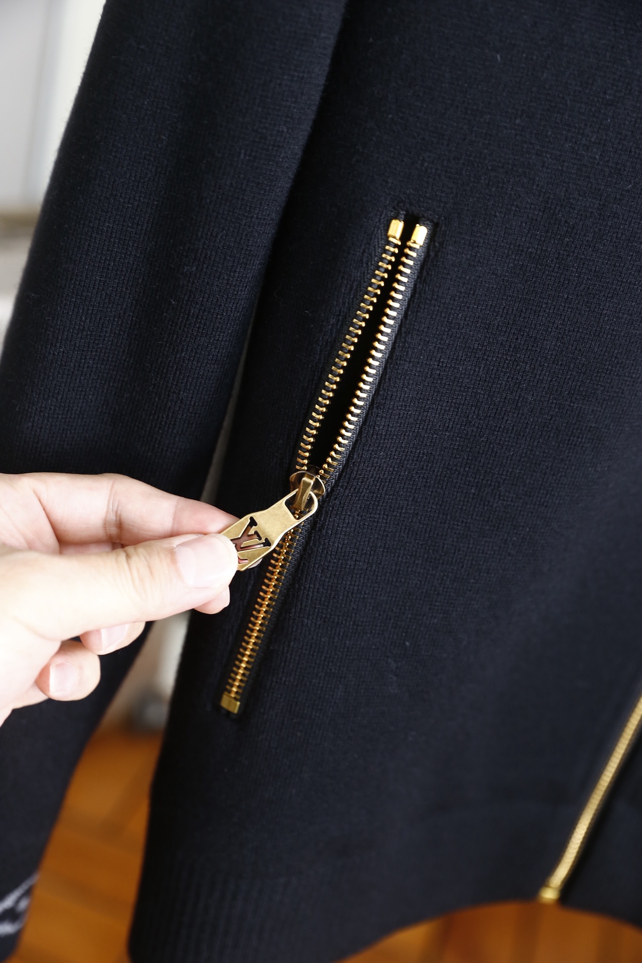 🔥路易威*/LV.25秋冬新品！时尚男士立领夹克👍采用细腻针织混纺面料，触感柔软蓬松且保暖性出众，面料抗