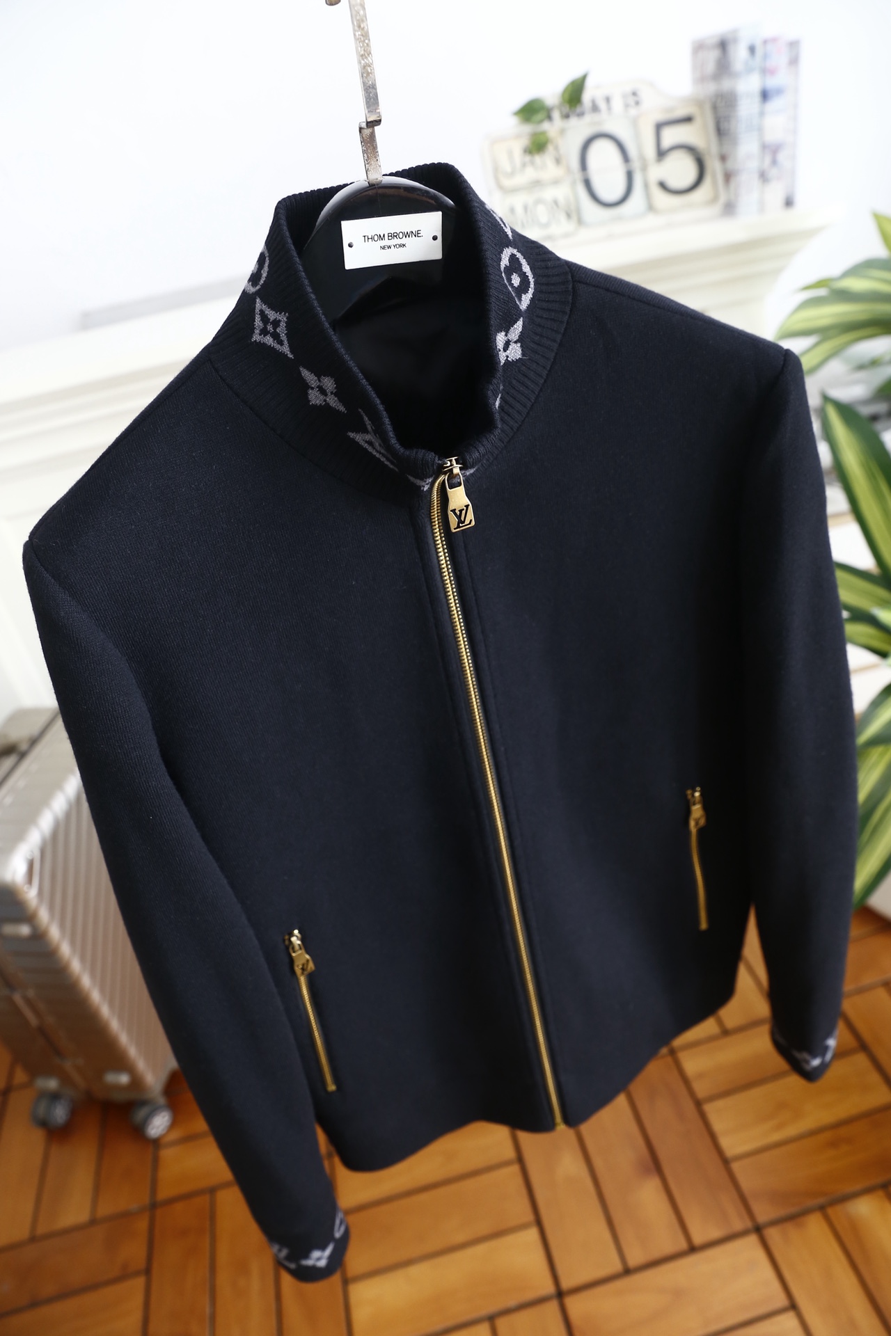 🔥路易威*/LV.25秋冬新品！时尚男士立领夹克👍采用细腻针织混纺面料，触感柔软蓬松且保暖性出众，面料抗