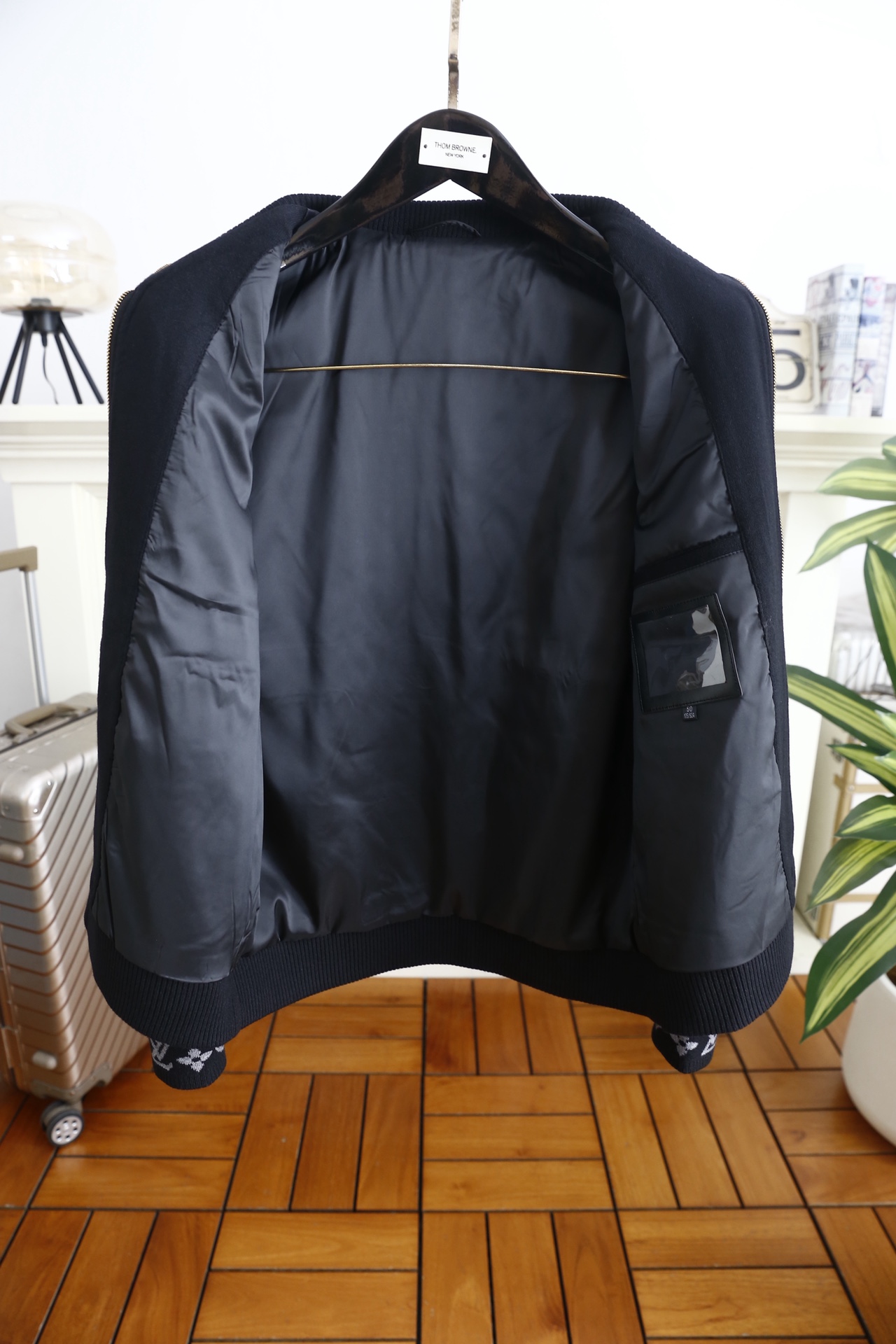 🔥路易威*/LV.25秋冬新品！时尚男士立领夹克👍采用细腻针织混纺面料，触感柔软蓬松且保暖性出众，面料抗