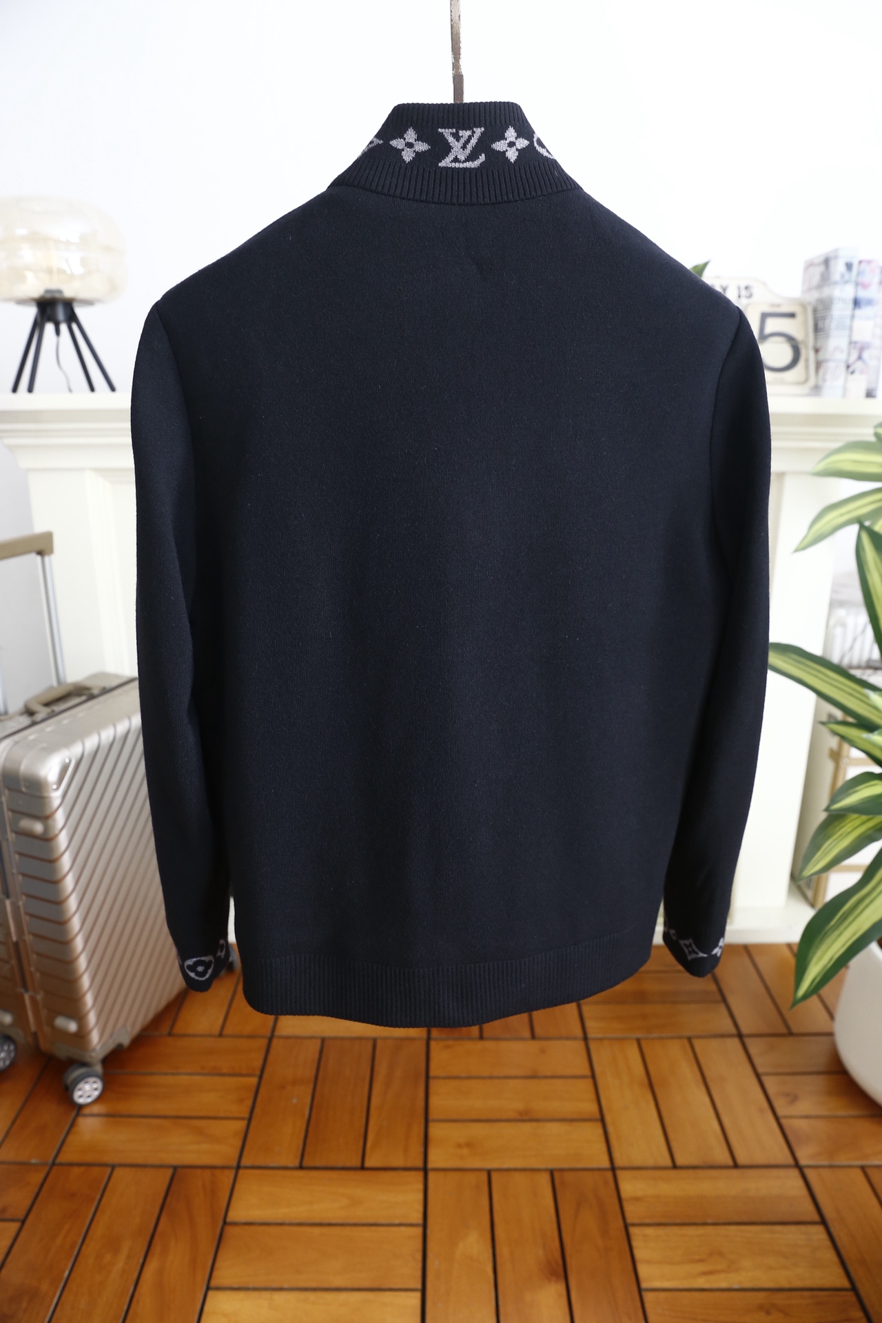 🔥路易威*/LV.25秋冬新品！时尚男士立领夹克👍采用细腻针织混纺面料，触感柔软蓬松且保暖性出众，面料抗