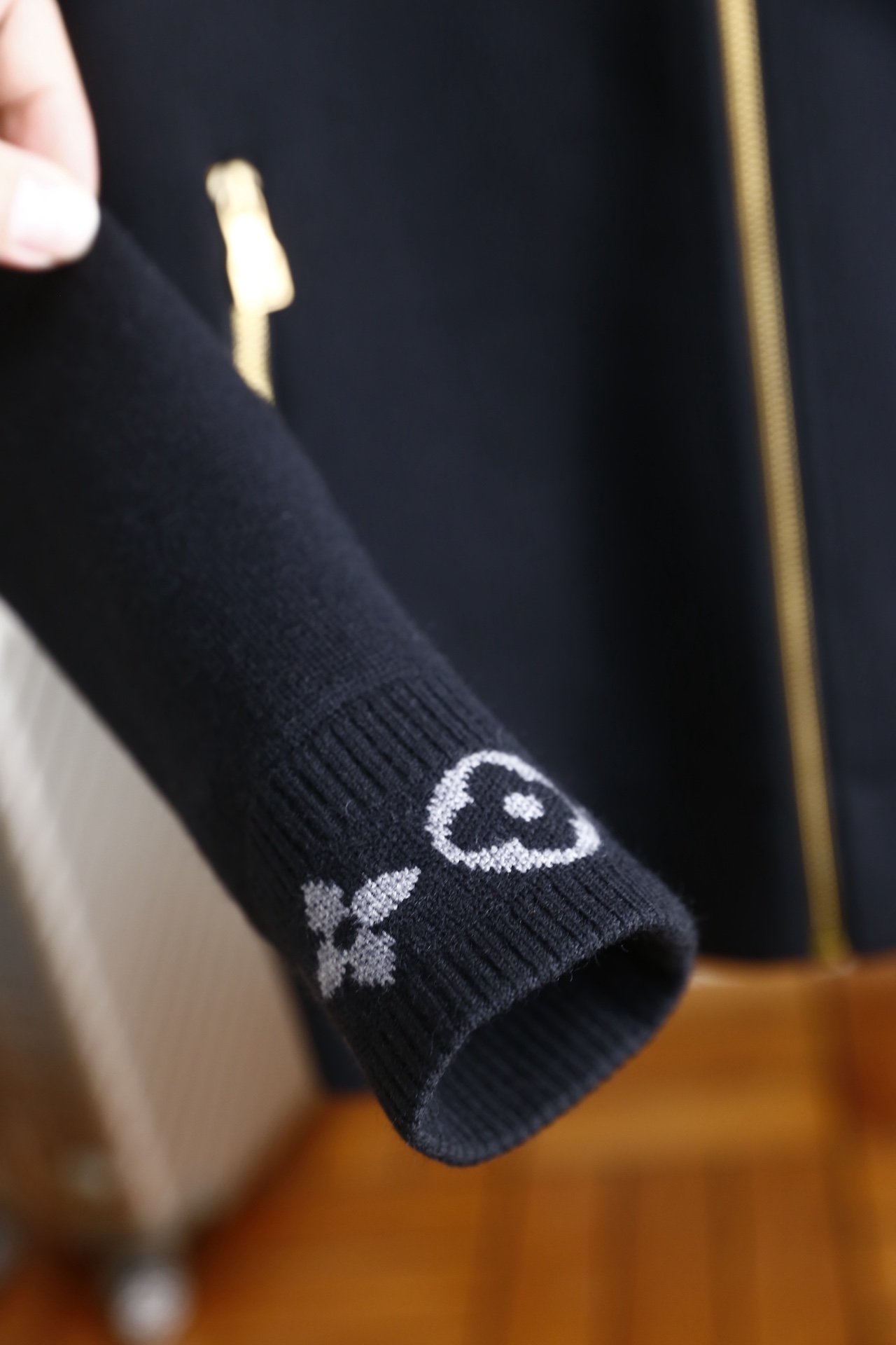 🔥路易威*/LV.25秋冬新品！时尚男士立领夹克👍采用细腻针织混纺面料，触感柔软蓬松且保暖性出众，面料抗