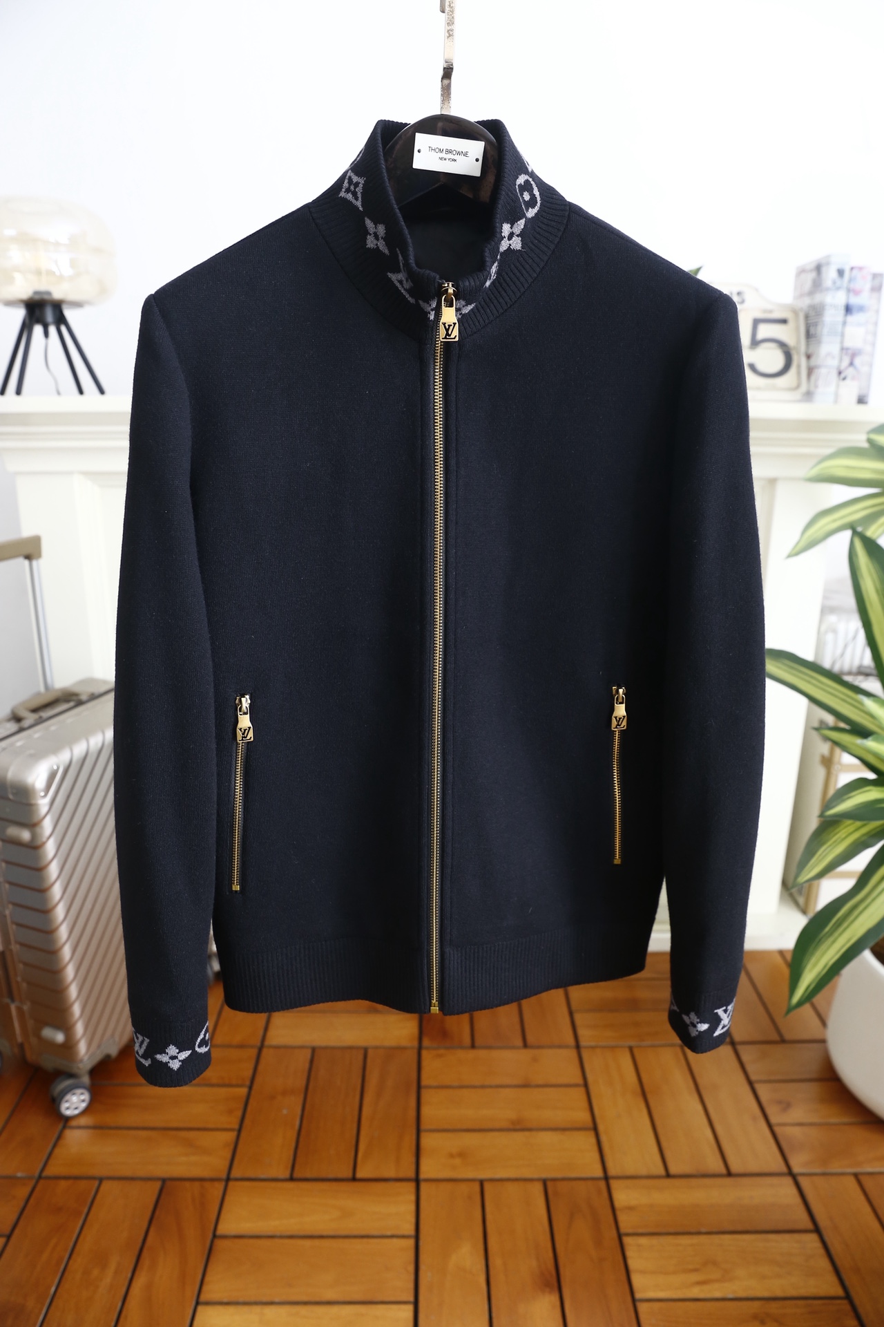 🔥路易威*/LV.25秋冬新品！时尚男士立领夹克👍采用细腻针织混纺面料，触感柔软蓬松且保暖性出众，面料抗