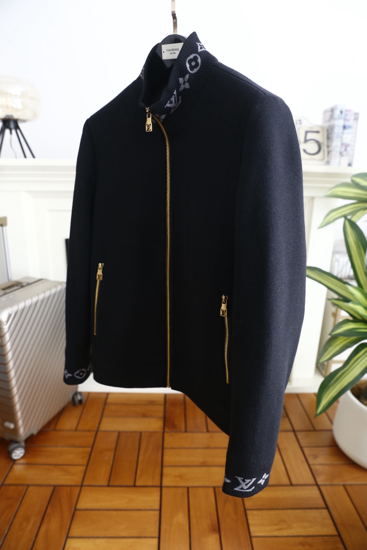 🔥路易威*/LV.25秋冬新品！时尚男士立领夹克👍采用细腻针织混纺面料，触感柔软蓬松且保暖性出众，面料抗