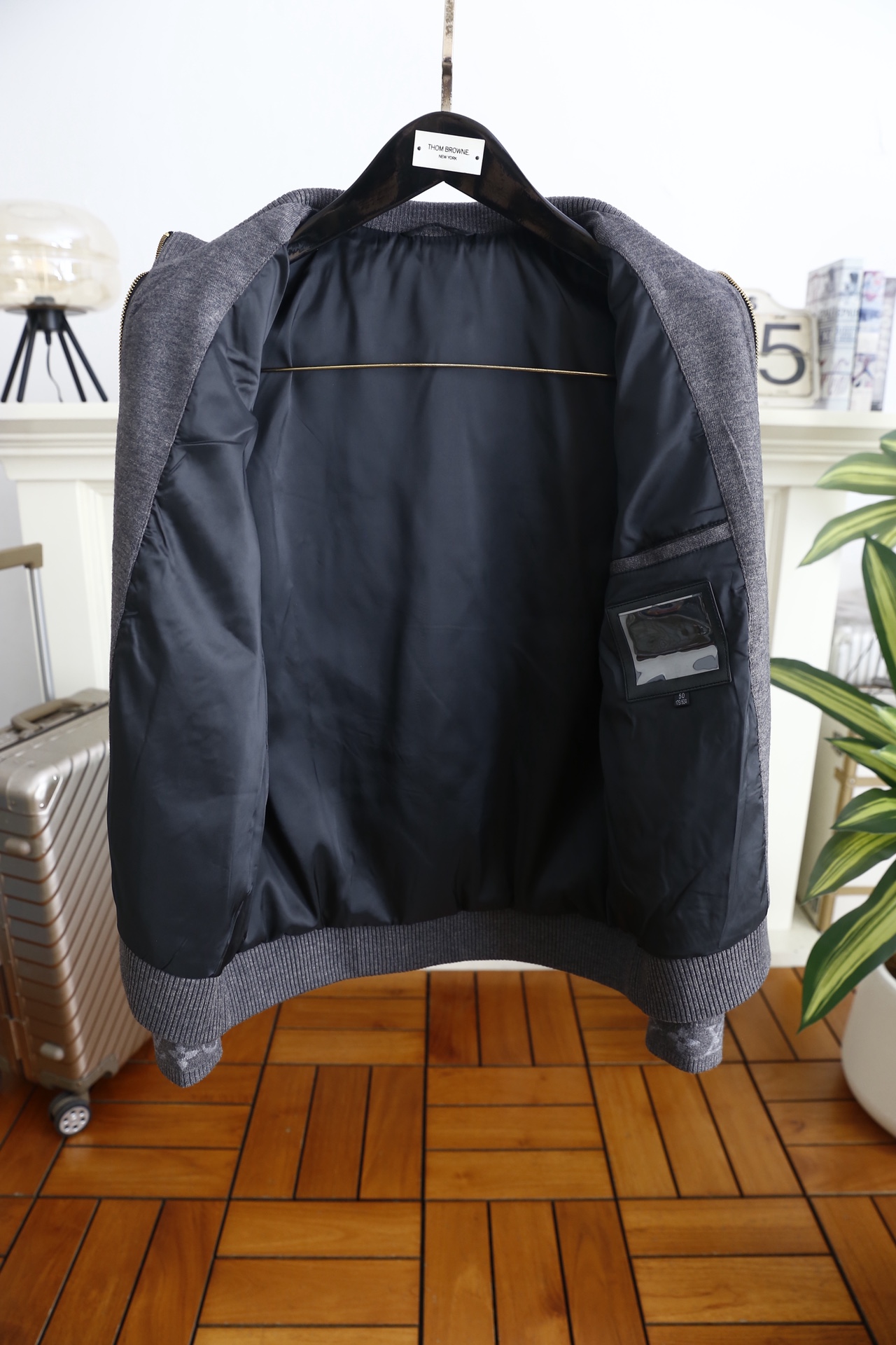 🔥路易威*/LV.25秋冬新品！时尚男士立领夹克👍采用细腻针织混纺面料，触感柔软蓬松且保暖性出众，面料抗