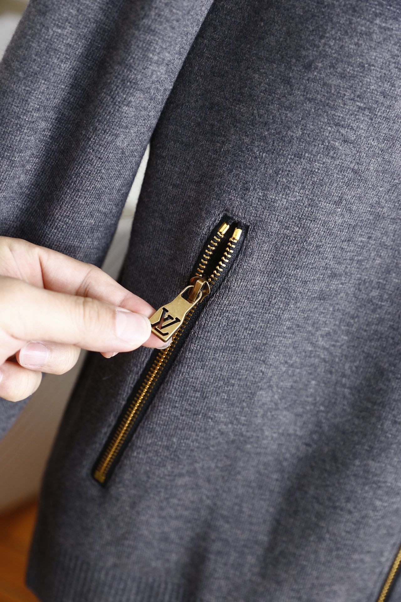 🔥路易威*/LV.25秋冬新品！时尚男士立领夹克👍采用细腻针织混纺面料，触感柔软蓬松且保暖性出众，面料抗