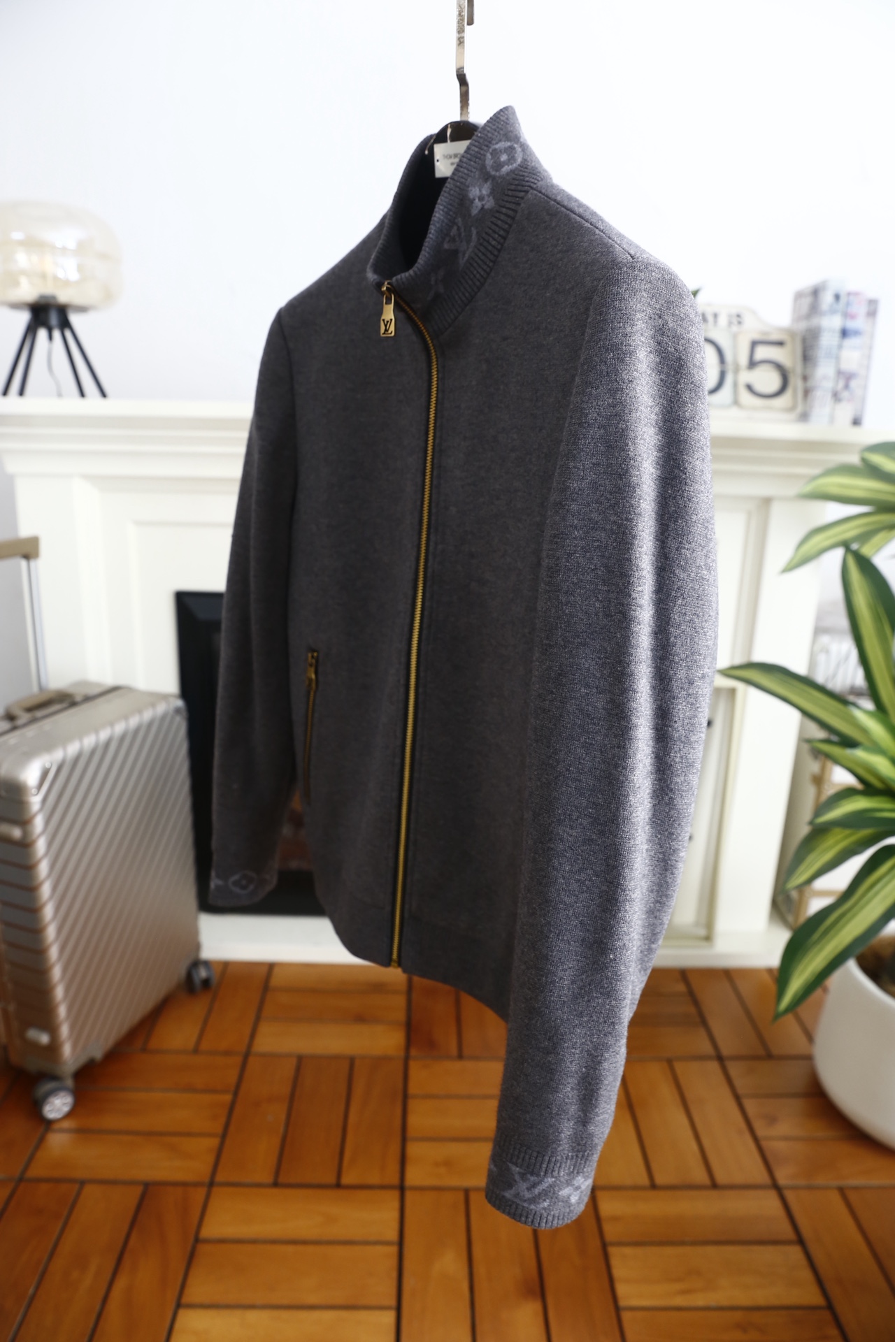 🔥路易威*/LV.25秋冬新品！时尚男士立领夹克👍采用细腻针织混纺面料，触感柔软蓬松且保暖性出众，面料抗