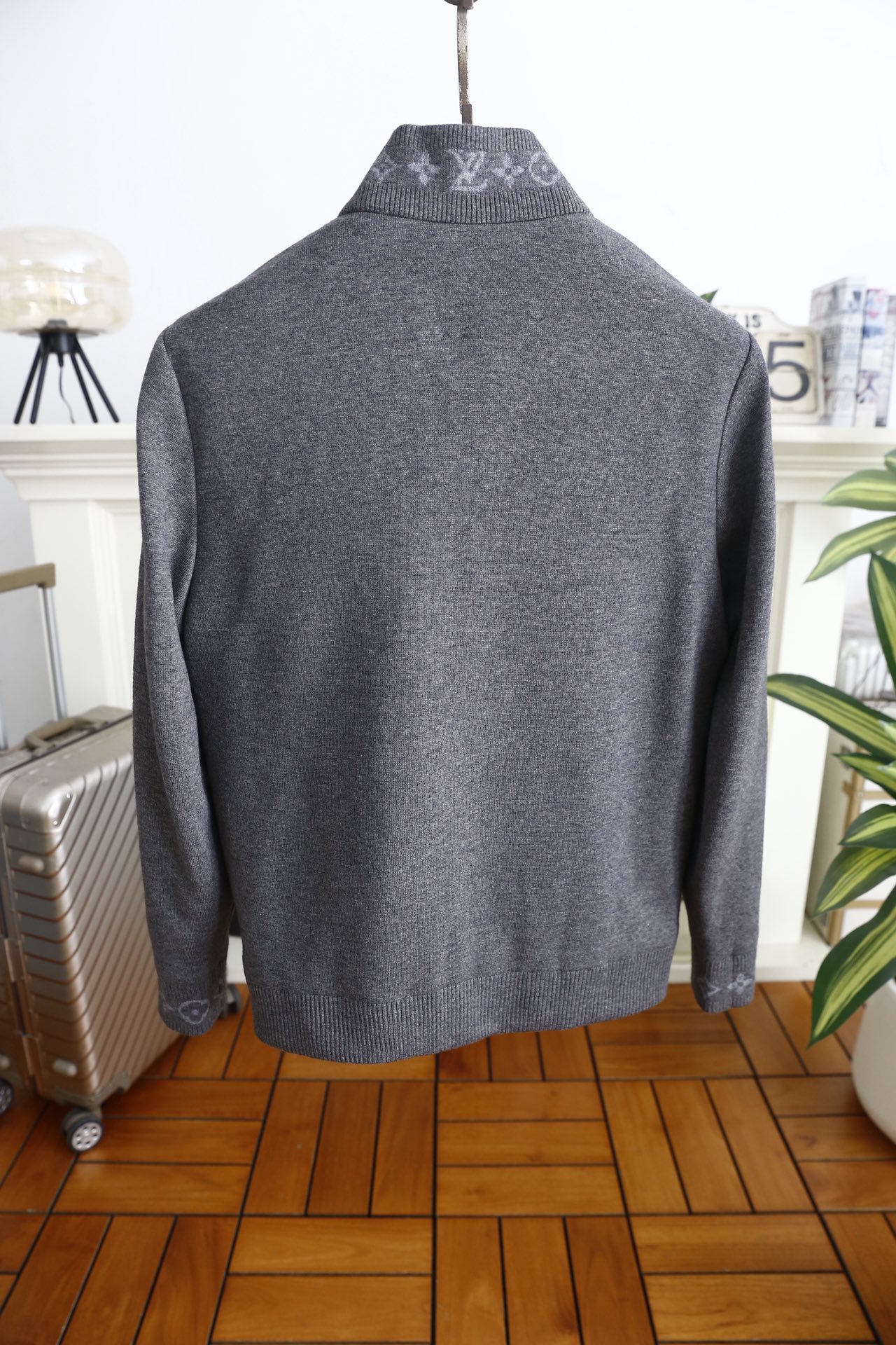 🔥路易威*/LV.25秋冬新品！时尚男士立领夹克👍采用细腻针织混纺面料，触感柔软蓬松且保暖性出众，面料抗