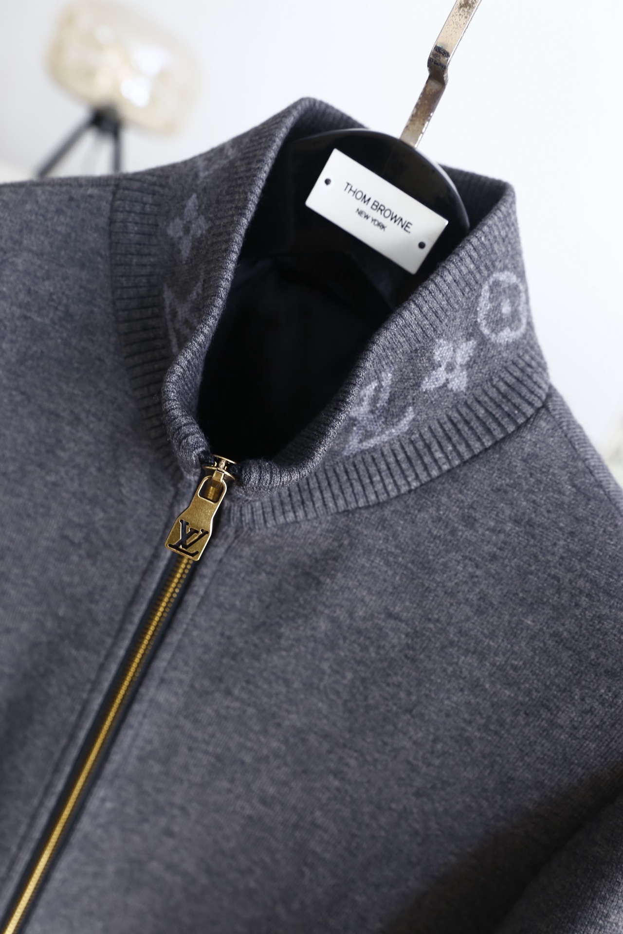 🔥路易威*/LV.25秋冬新品！时尚男士立领夹克👍采用细腻针织混纺面料，触感柔软蓬松且保暖性出众，面料抗