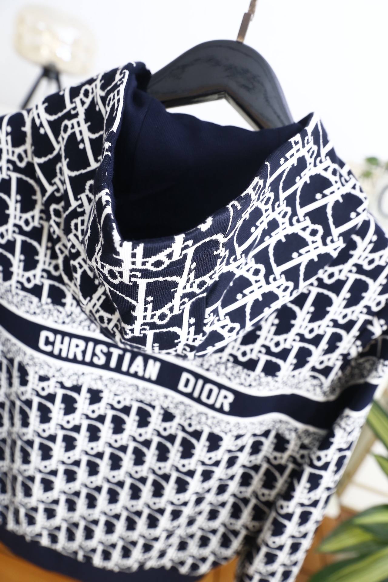 🔥迪奥/Di*r.25秋冬男士连帽夹克✅采用高密针织面料打造，质地厚实且富有韧性，抗皱耐磨还能保持版型挺