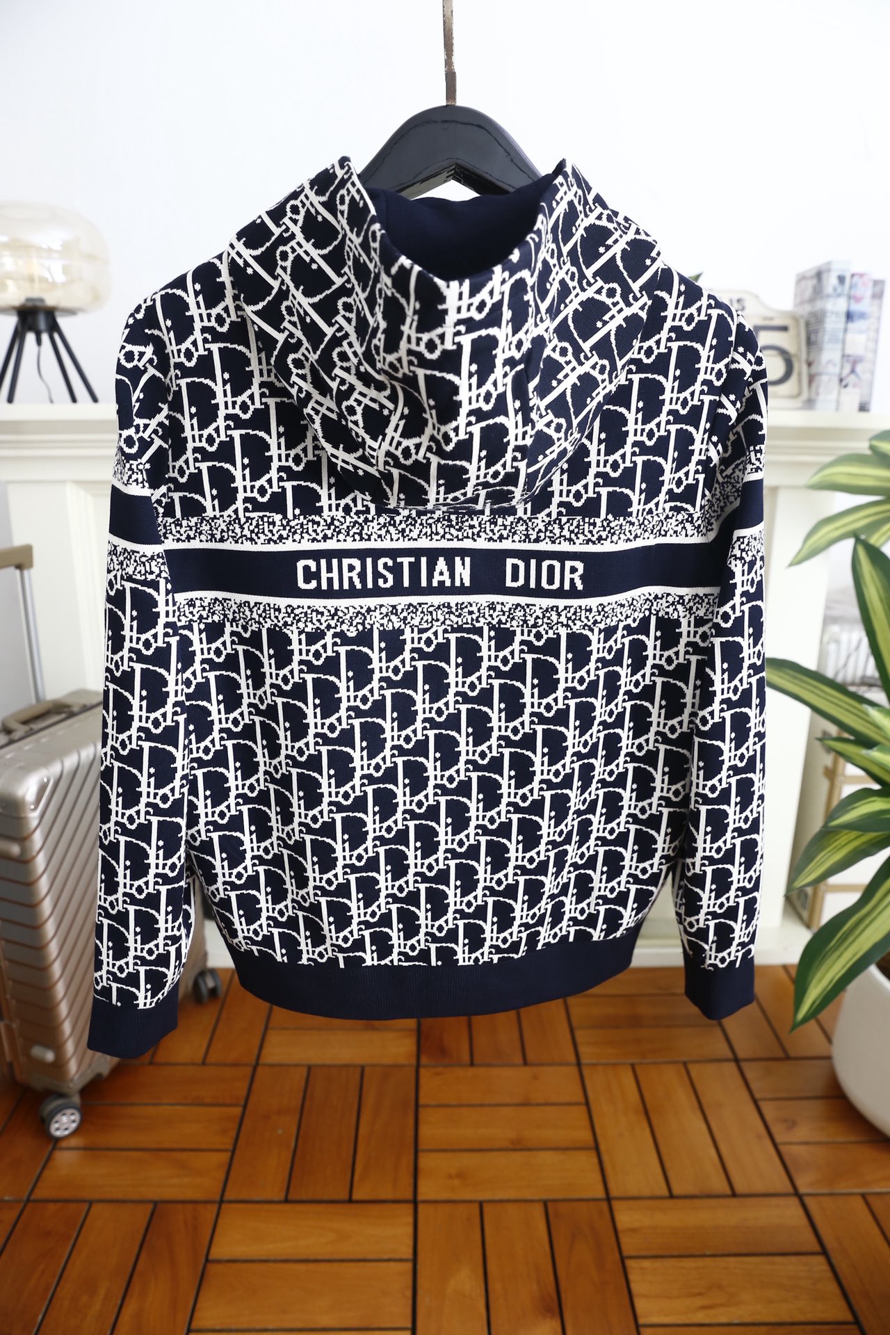 🔥迪奥/Di*r.25秋冬男士连帽夹克✅采用高密针织面料打造，质地厚实且富有韧性，抗皱耐磨还能保持版型挺