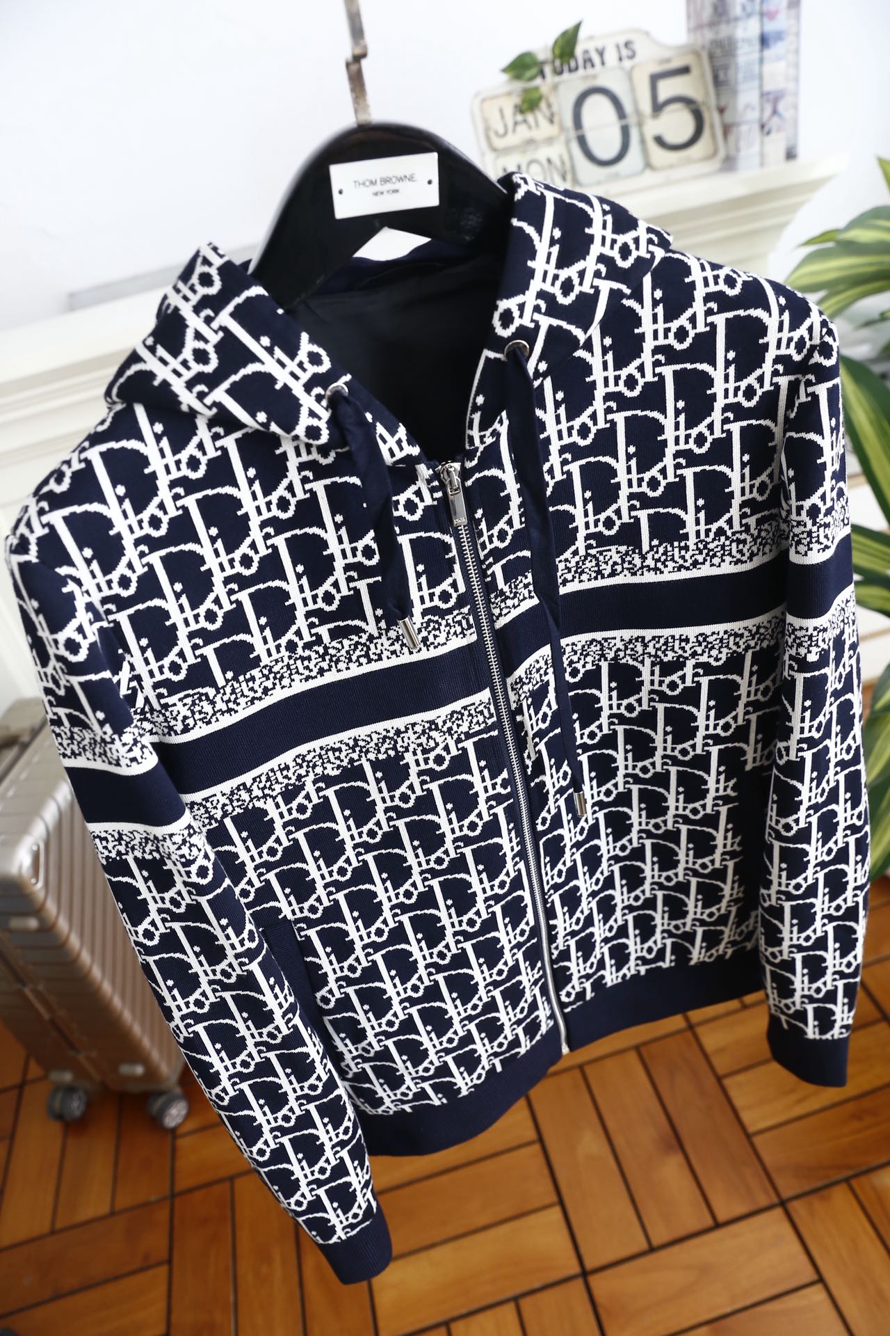 🔥迪奥/Di*r.25秋冬男士连帽夹克✅采用高密针织面料打造，质地厚实且富有韧性，抗皱耐磨还能保持版型挺