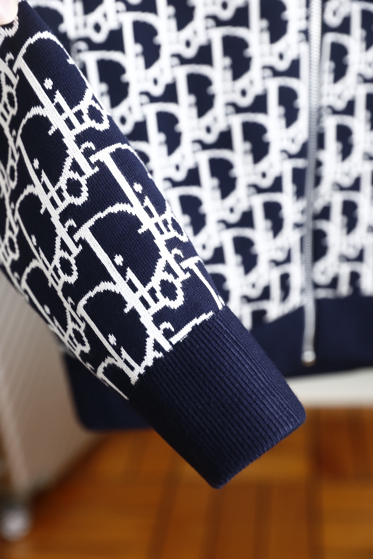 🔥迪奥/Di*r.25秋冬男士连帽夹克✅采用高密针织面料打造，质地厚实且富有韧性，抗皱耐磨还能保持版型挺