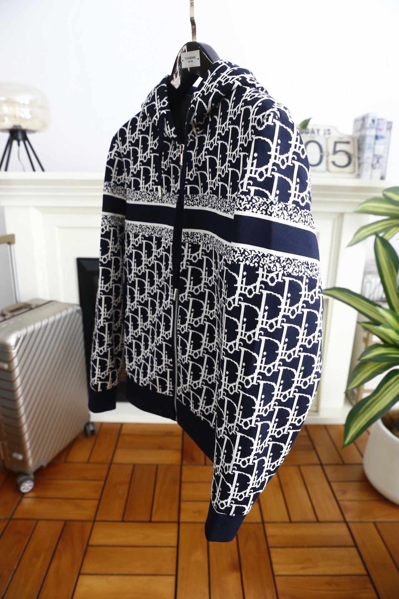 🔥迪奥/Di*r.25秋冬男士连帽夹克✅采用高密针织面料打造，质地厚实且富有韧性，抗皱耐磨还能保持版型挺