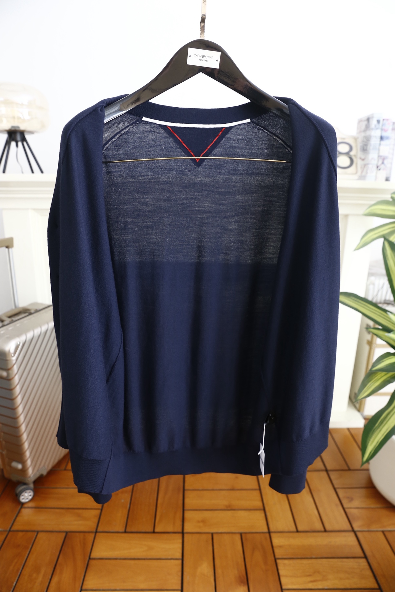 🔥汤姆布朗/TB.2025秋季新款男士V领针织开衫🆕经典V领+单排扣开合设计，袖子奢华品牌元素LOGO设