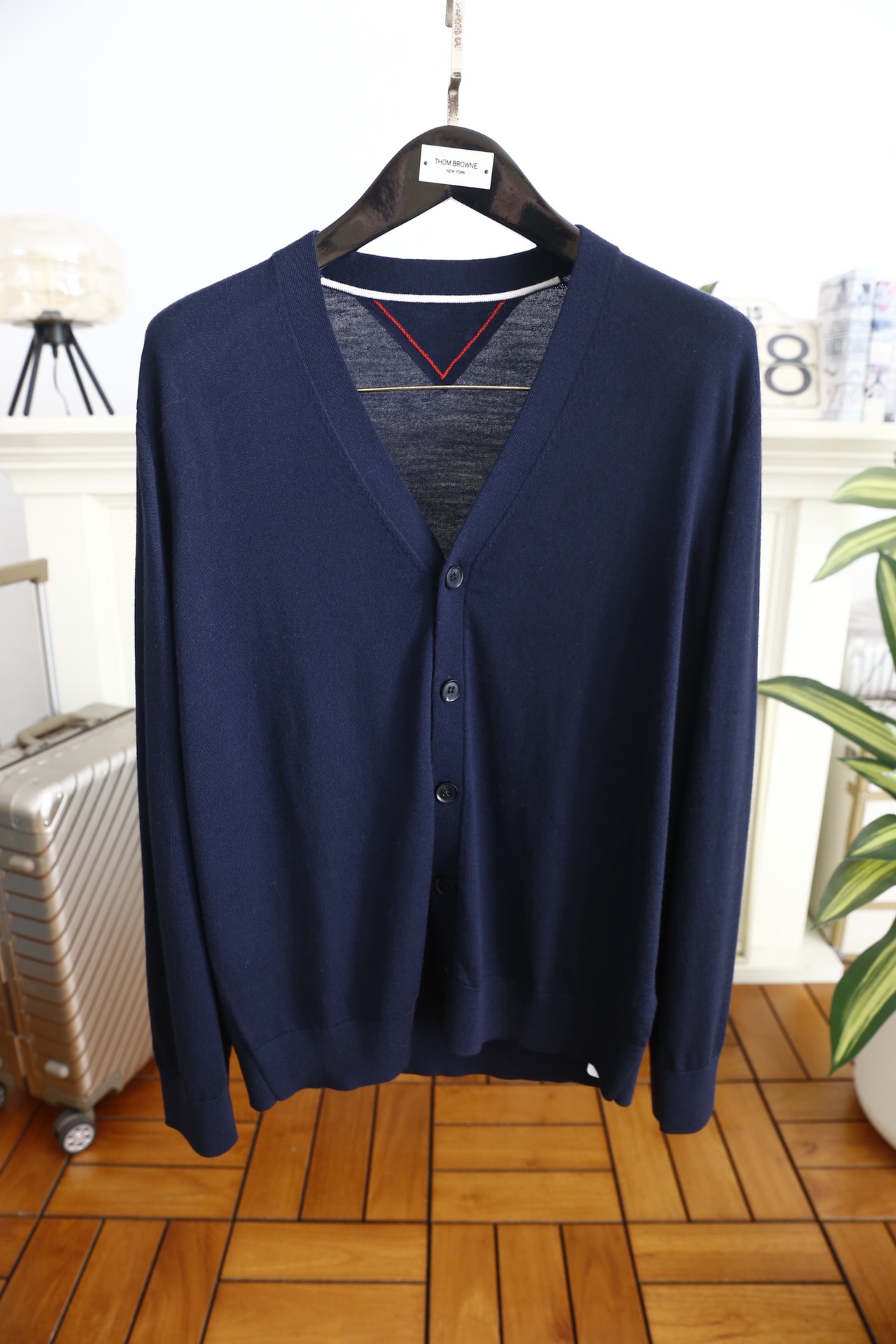 🔥汤姆布朗/TB.2025秋季新款男士V领针织开衫🆕经典V领+单排扣开合设计，袖子奢华品牌元素LOGO设