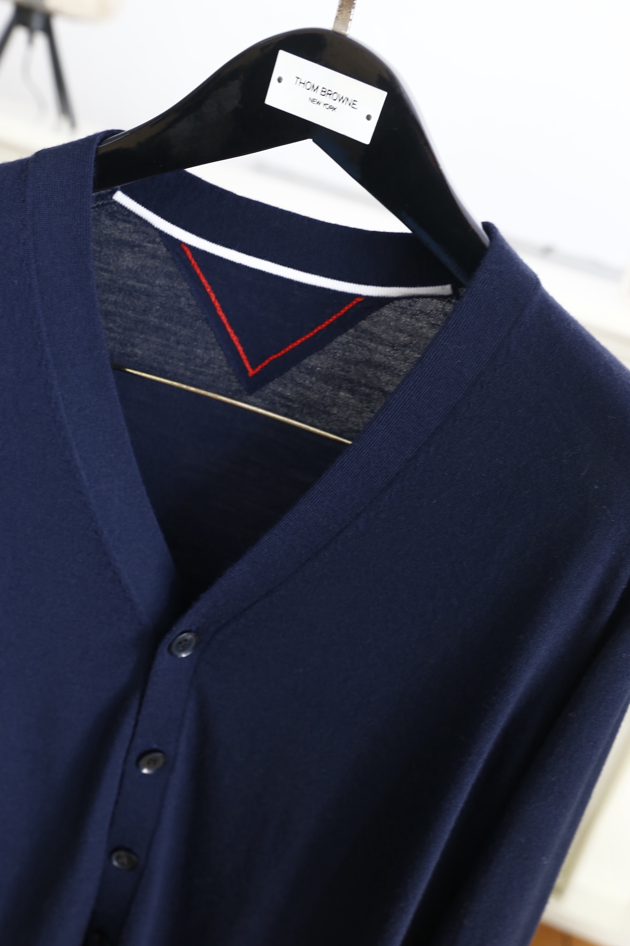 🔥汤姆布朗/TB.2025秋季新款男士V领针织开衫🆕经典V领+单排扣开合设计，袖子奢华品牌元素LOGO设