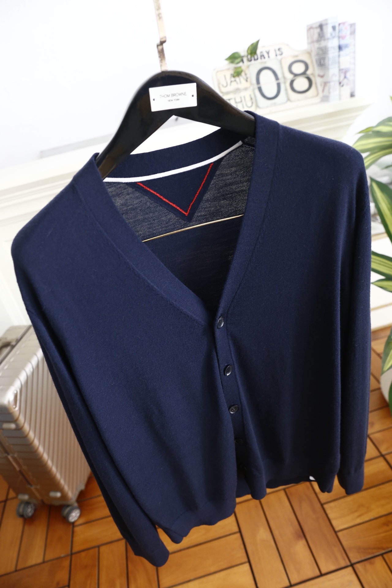 🔥汤姆布朗/TB.2025秋季新款男士V领针织开衫🆕经典V领+单排扣开合设计，袖子奢华品牌元素LOGO设