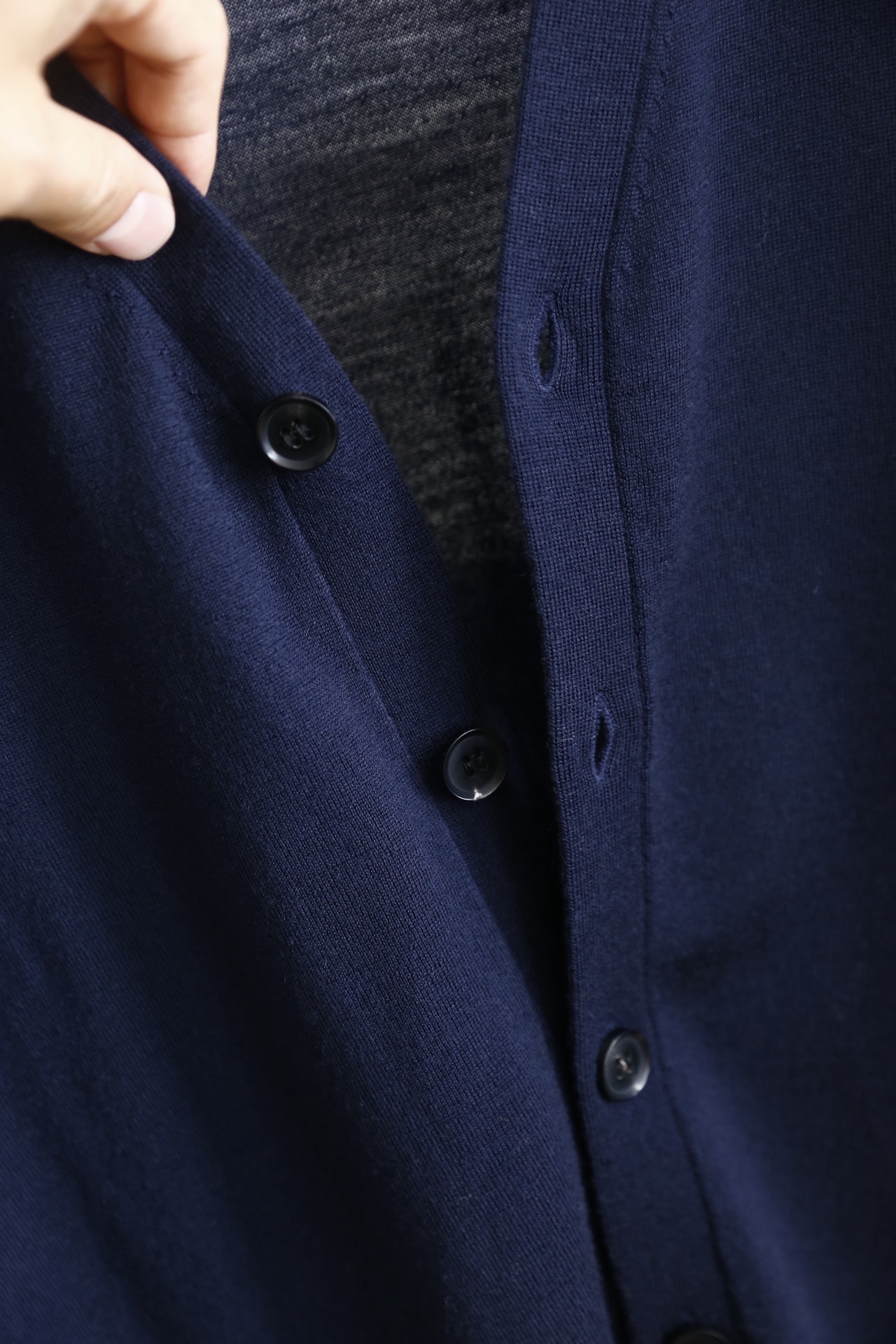 🔥汤姆布朗/TB.2025秋季新款男士V领针织开衫🆕经典V领+单排扣开合设计，袖子奢华品牌元素LOGO设