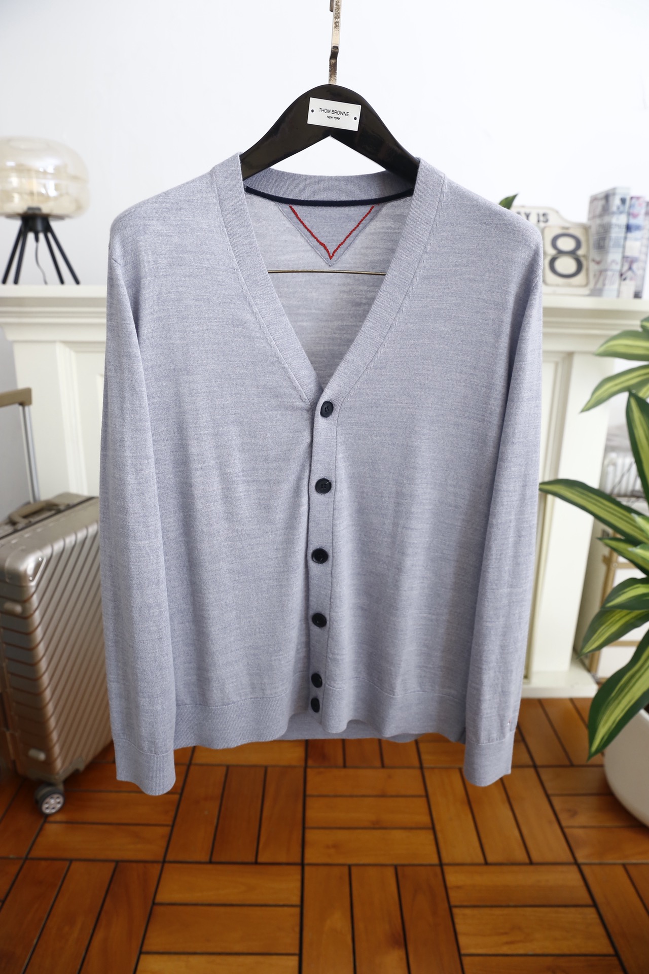 🔥汤姆布朗/TB.2025秋季新款男士V领针织开衫🆕经典V领+单排扣开合设计，袖子奢华品牌元素LOGO设