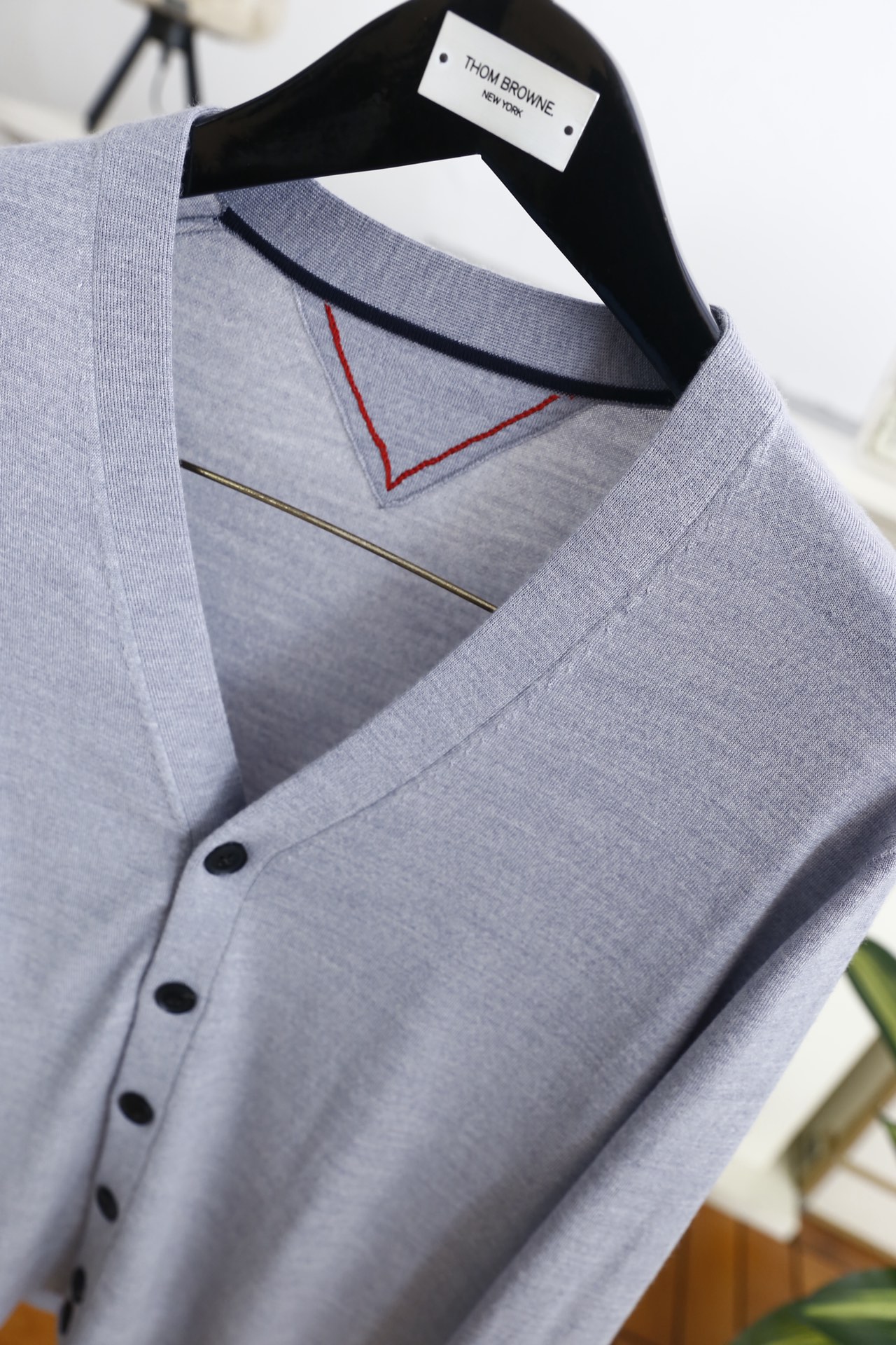 🔥汤姆布朗/TB.2025秋季新款男士V领针织开衫🆕经典V领+单排扣开合设计，袖子奢华品牌元素LOGO设