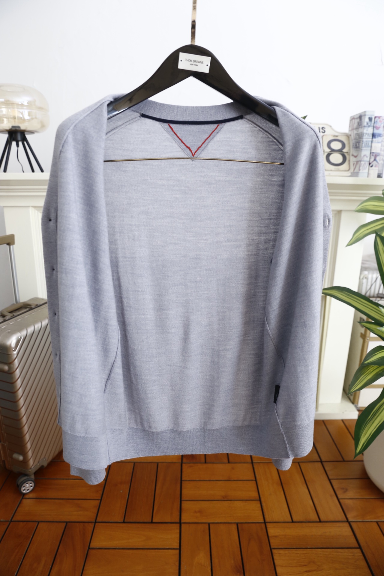 🔥汤姆布朗/TB.2025秋季新款男士V领针织开衫🆕经典V领+单排扣开合设计，袖子奢华品牌元素LOGO设