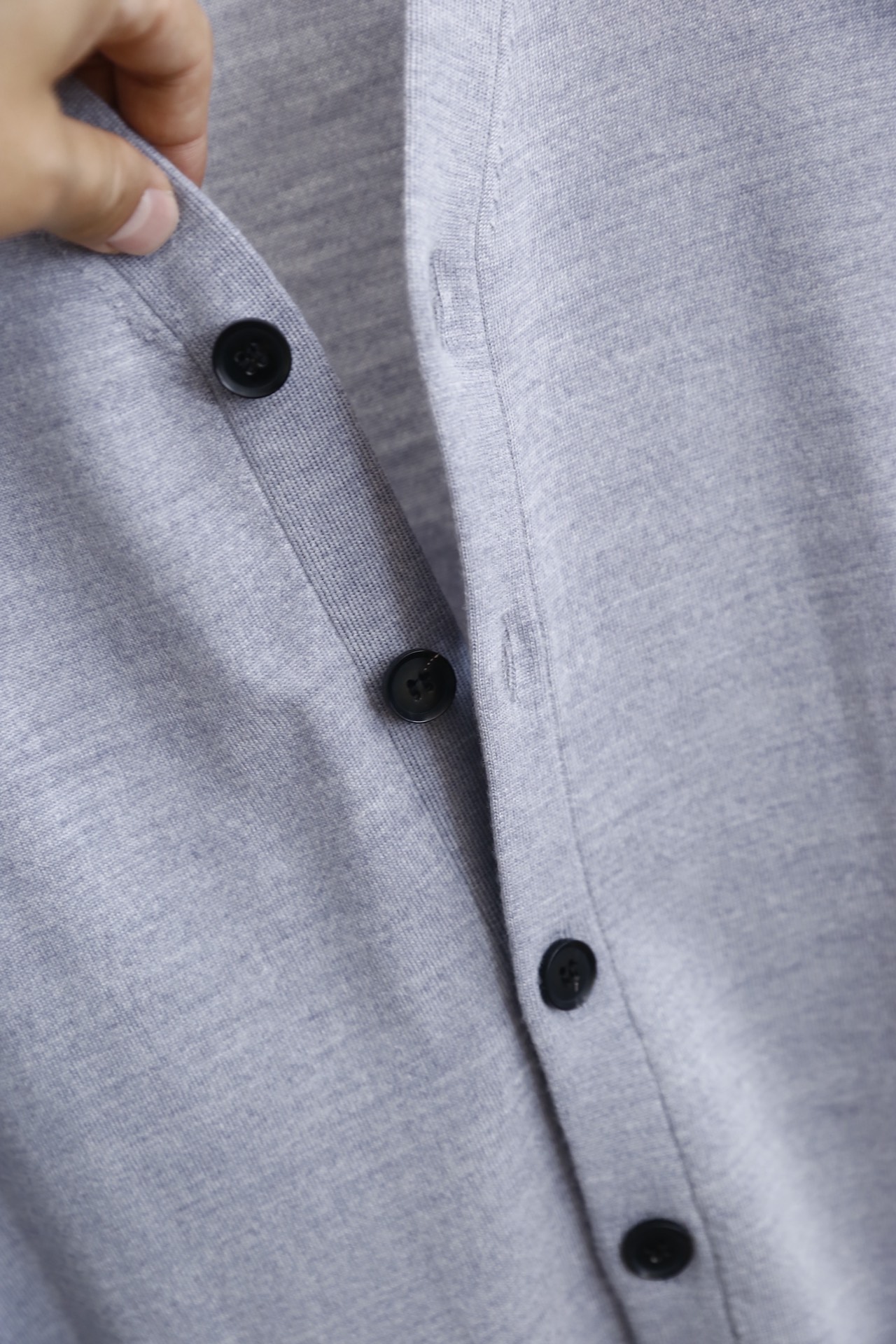 🔥汤姆布朗/TB.2025秋季新款男士V领针织开衫🆕经典V领+单排扣开合设计，袖子奢华品牌元素LOGO设