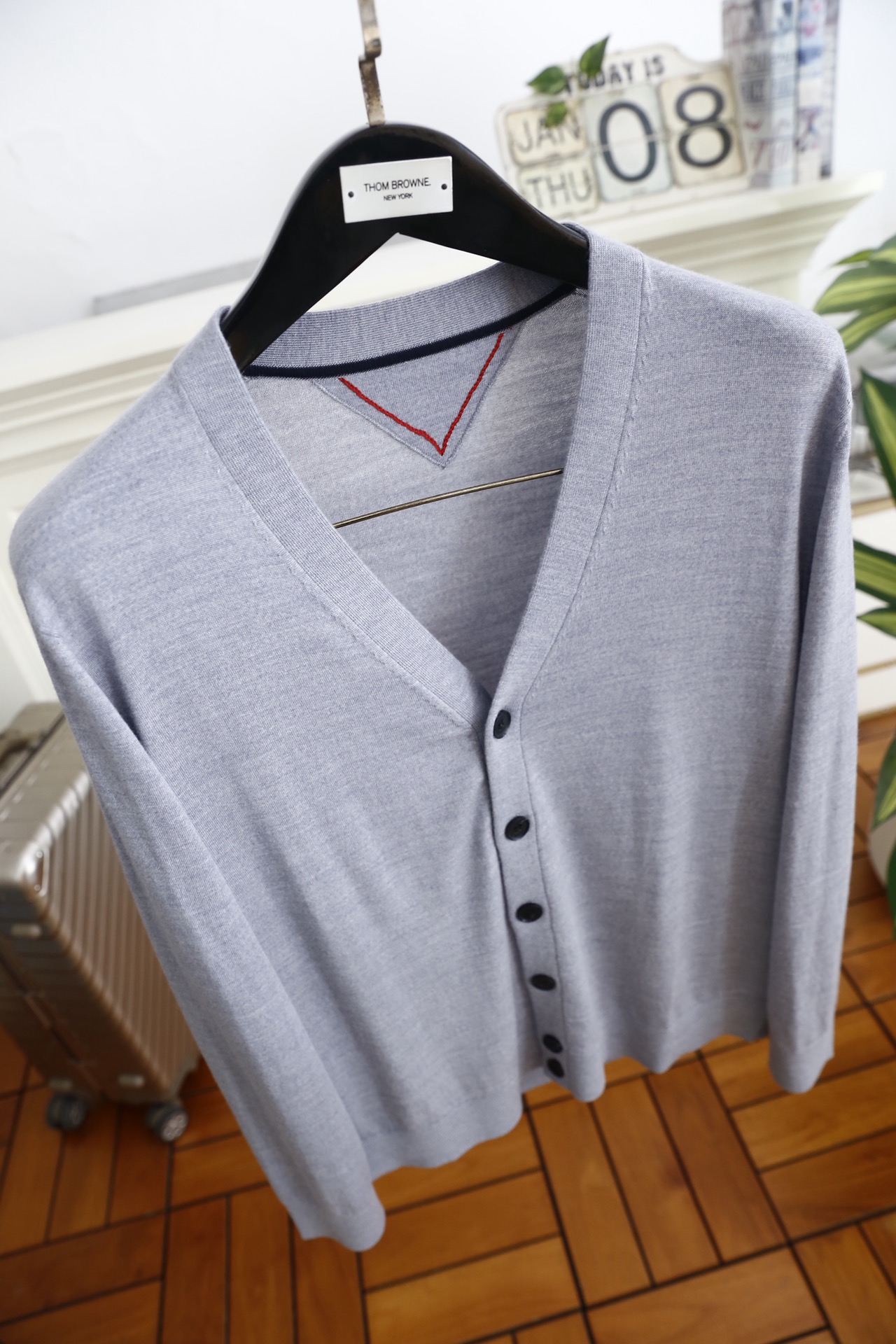 🔥汤姆布朗/TB.2025秋季新款男士V领针织开衫🆕经典V领+单排扣开合设计，袖子奢华品牌元素LOGO设