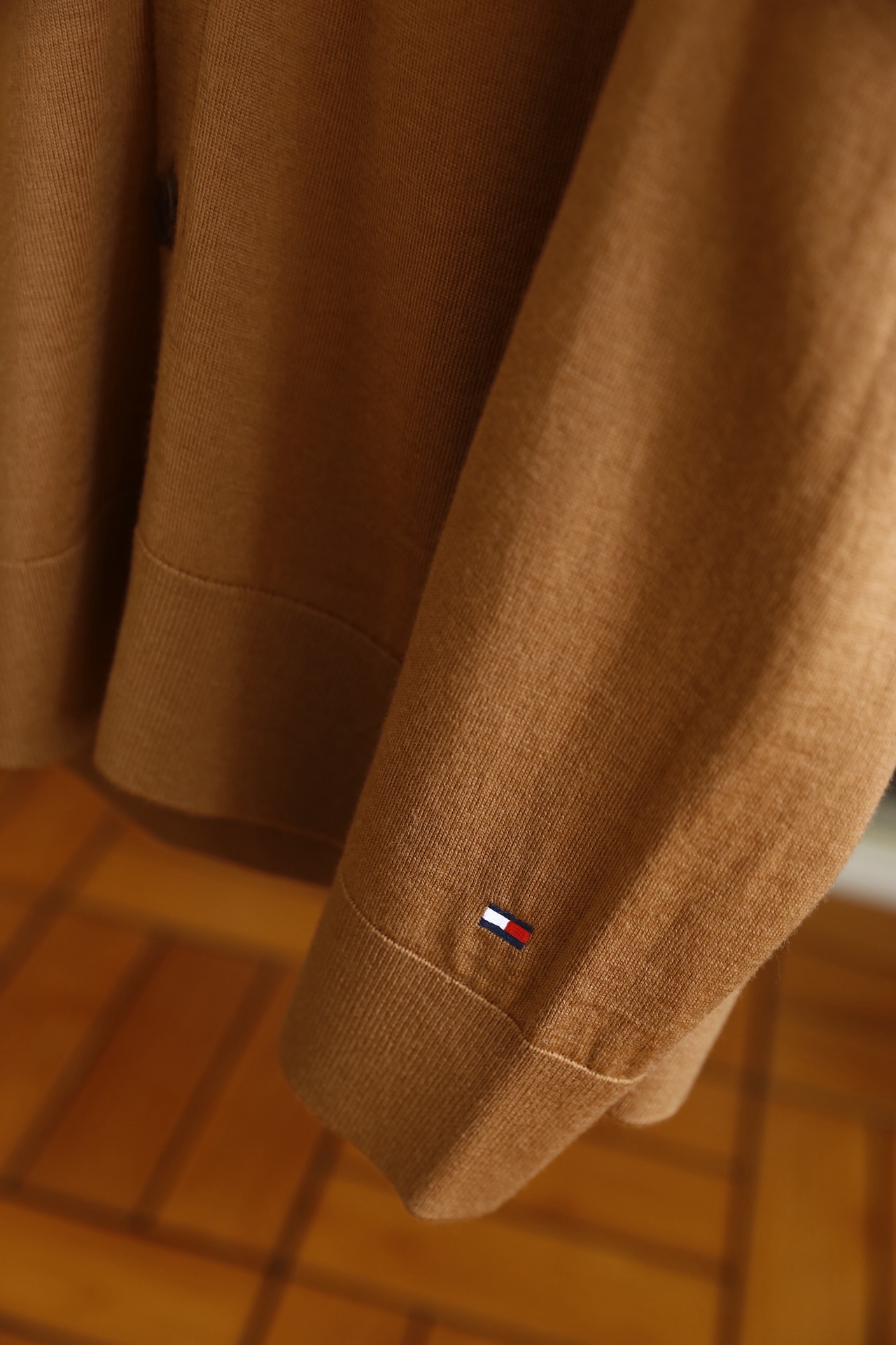 🔥汤姆布朗/TB.2025秋季新款男士V领针织开衫🆕经典V领+单排扣开合设计，袖子奢华品牌元素LOGO设