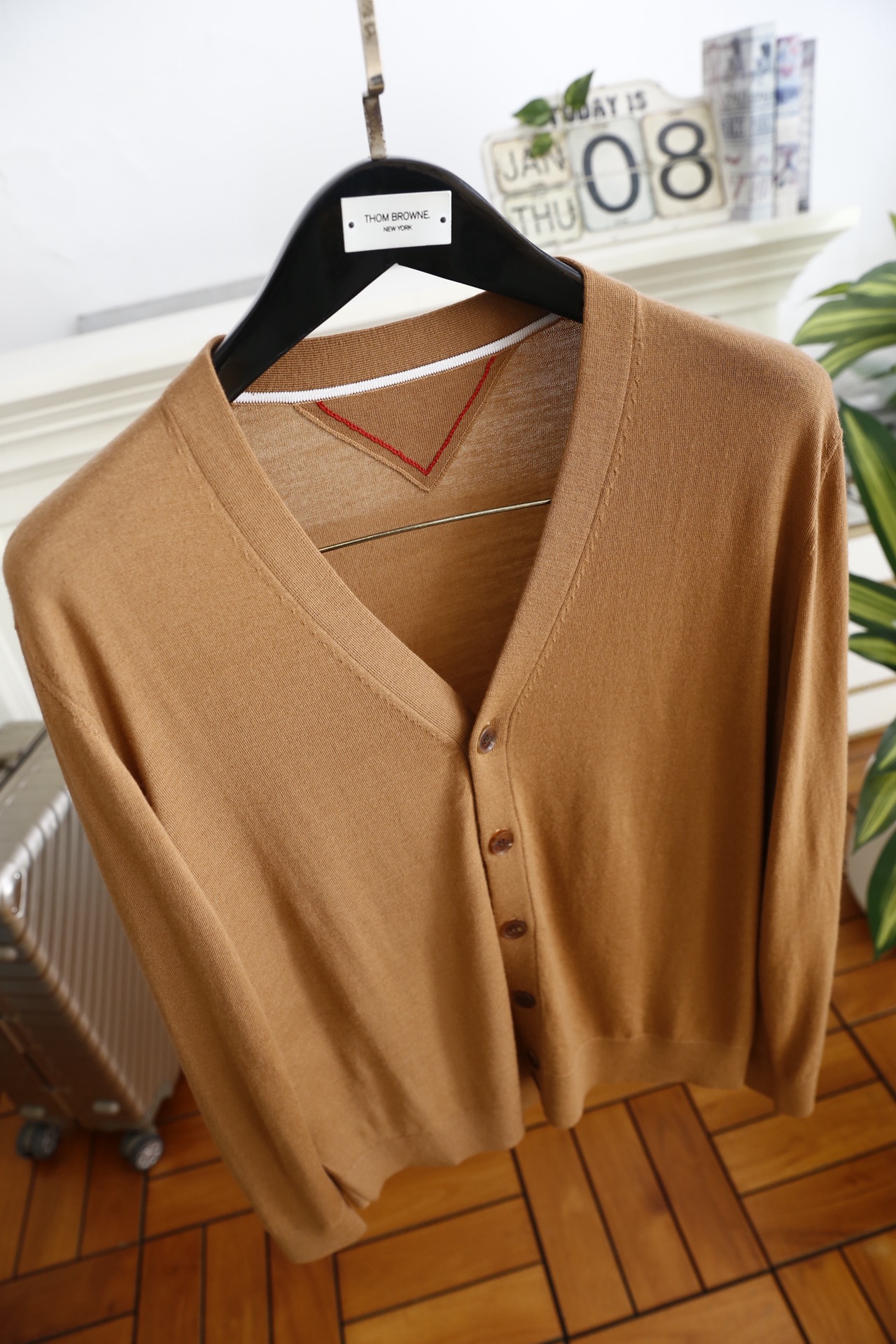 🔥汤姆布朗/TB.2025秋季新款男士V领针织开衫🆕经典V领+单排扣开合设计，袖子奢华品牌元素LOGO设