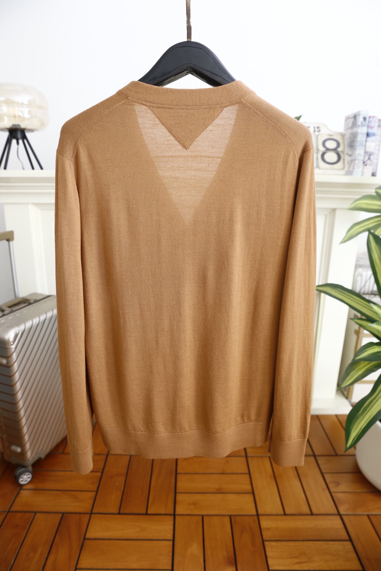 🔥汤姆布朗/TB.2025秋季新款男士V领针织开衫🆕经典V领+单排扣开合设计，袖子奢华品牌元素LOGO设