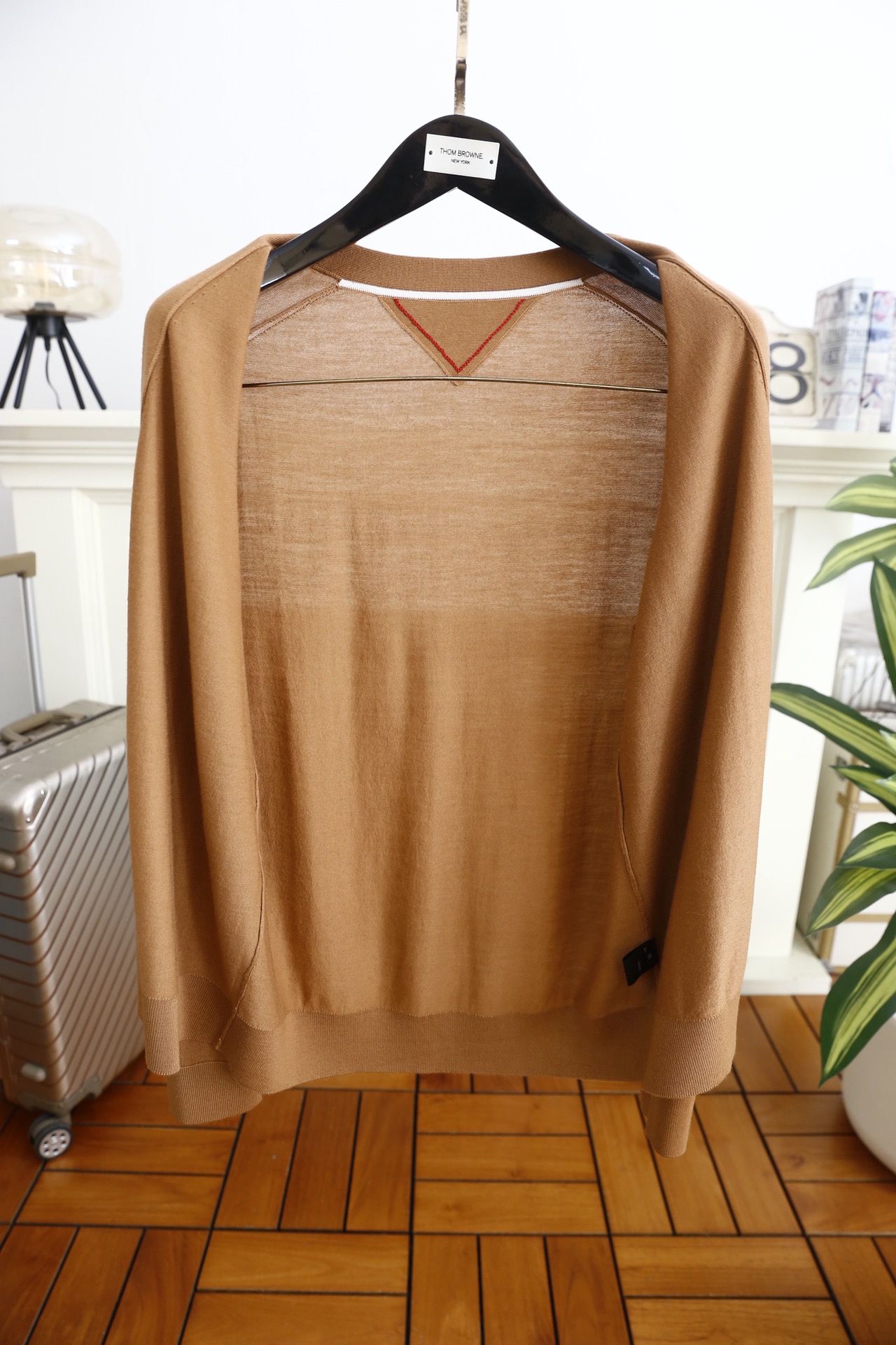 🔥汤姆布朗/TB.2025秋季新款男士V领针织开衫🆕经典V领+单排扣开合设计，袖子奢华品牌元素LOGO设