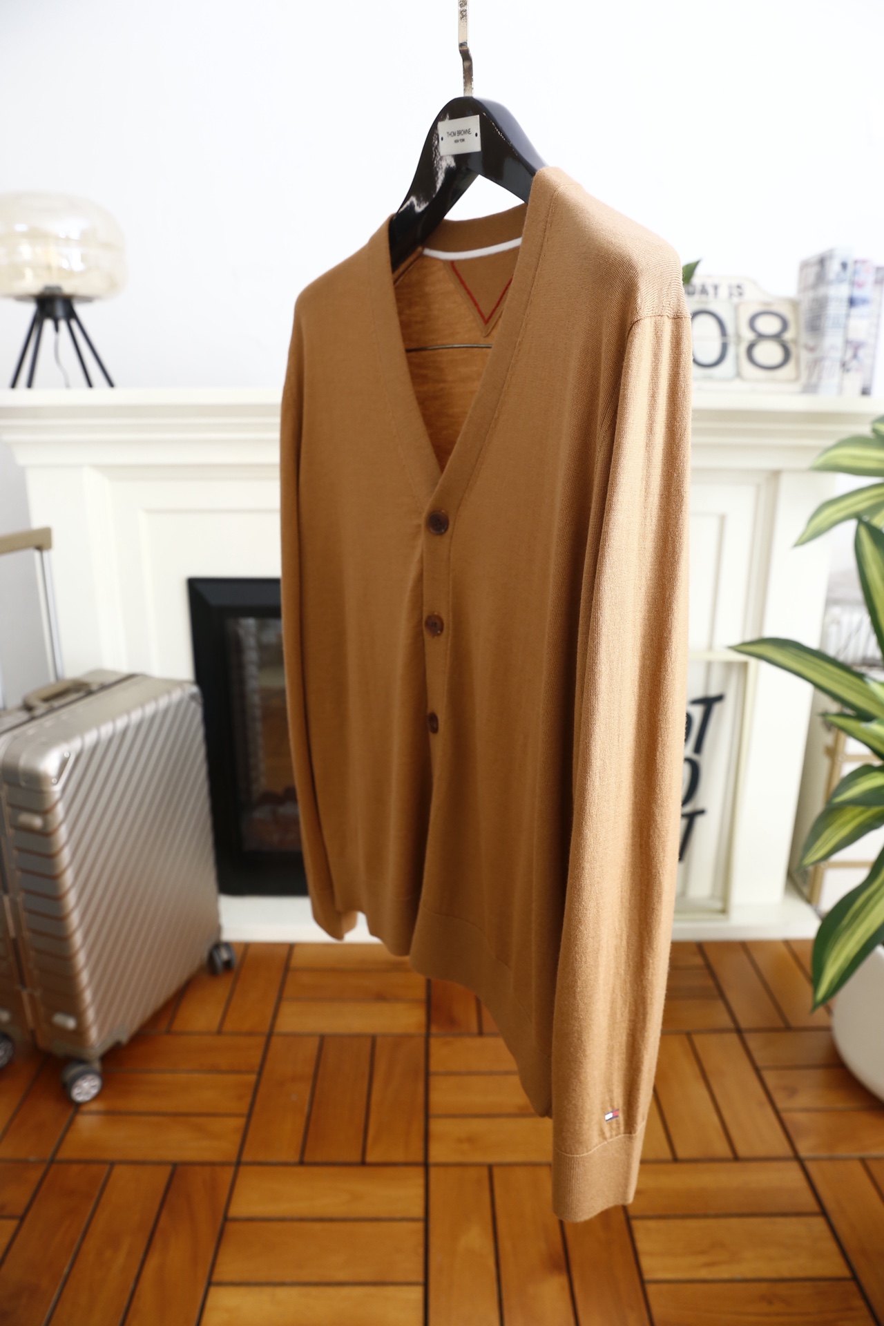 🔥汤姆布朗/TB.2025秋季新款男士V领针织开衫🆕经典V领+单排扣开合设计，袖子奢华品牌元素LOGO设