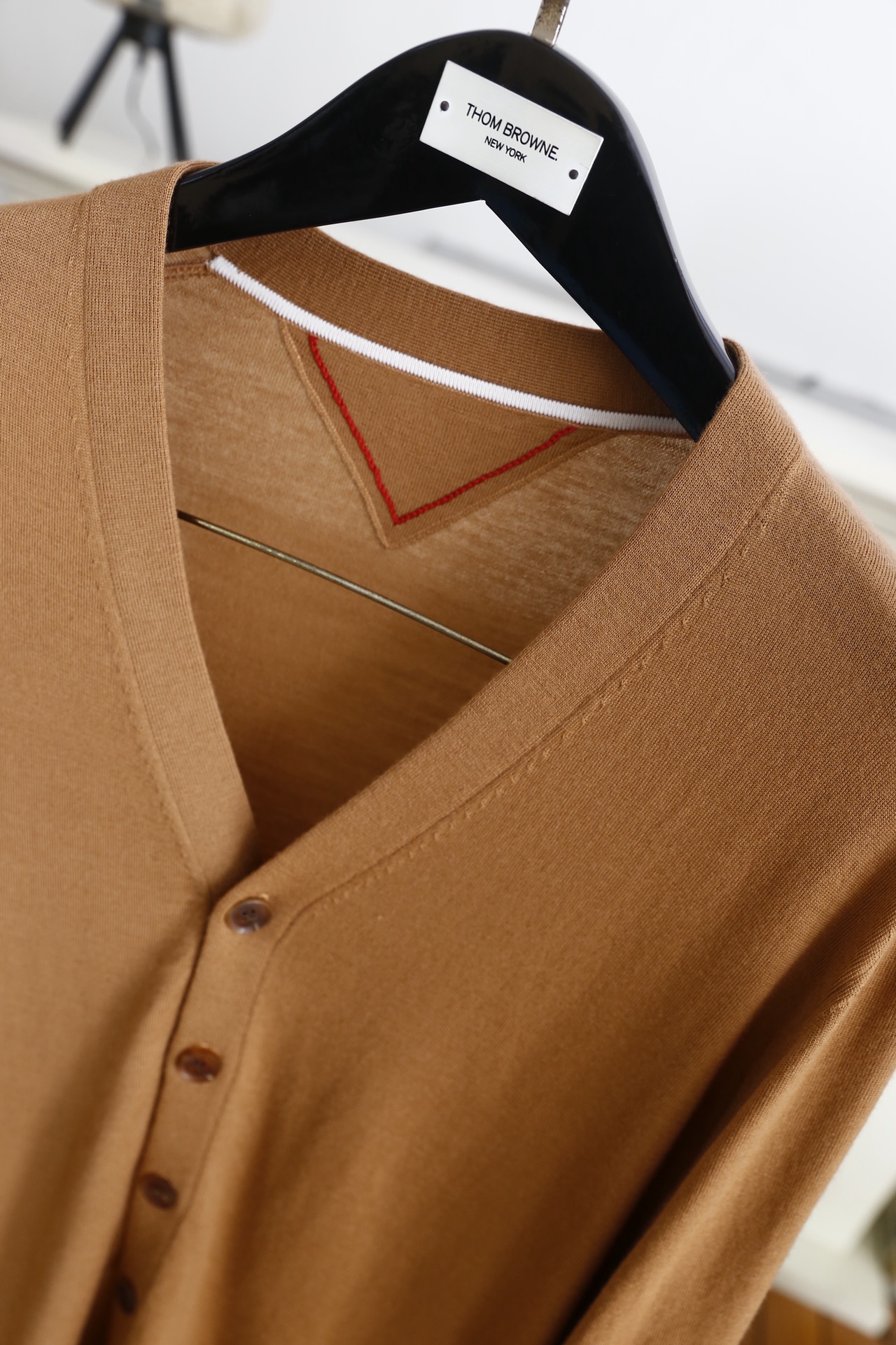 🔥汤姆布朗/TB.2025秋季新款男士V领针织开衫🆕经典V领+单排扣开合设计，袖子奢华品牌元素LOGO设