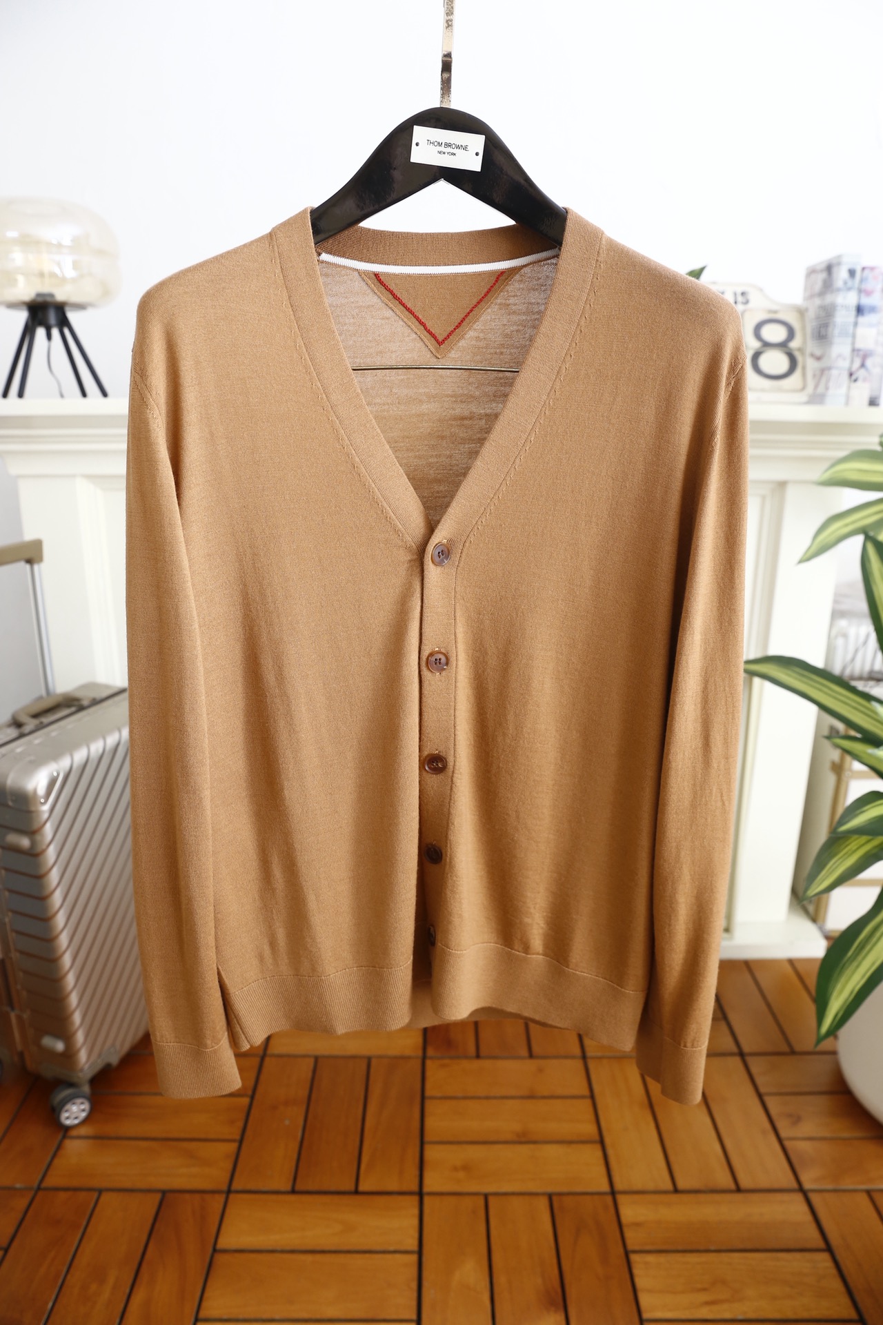 🔥汤姆布朗/TB.2025秋季新款男士V领针织开衫🆕经典V领+单排扣开合设计，袖子奢华品牌元素LOGO设